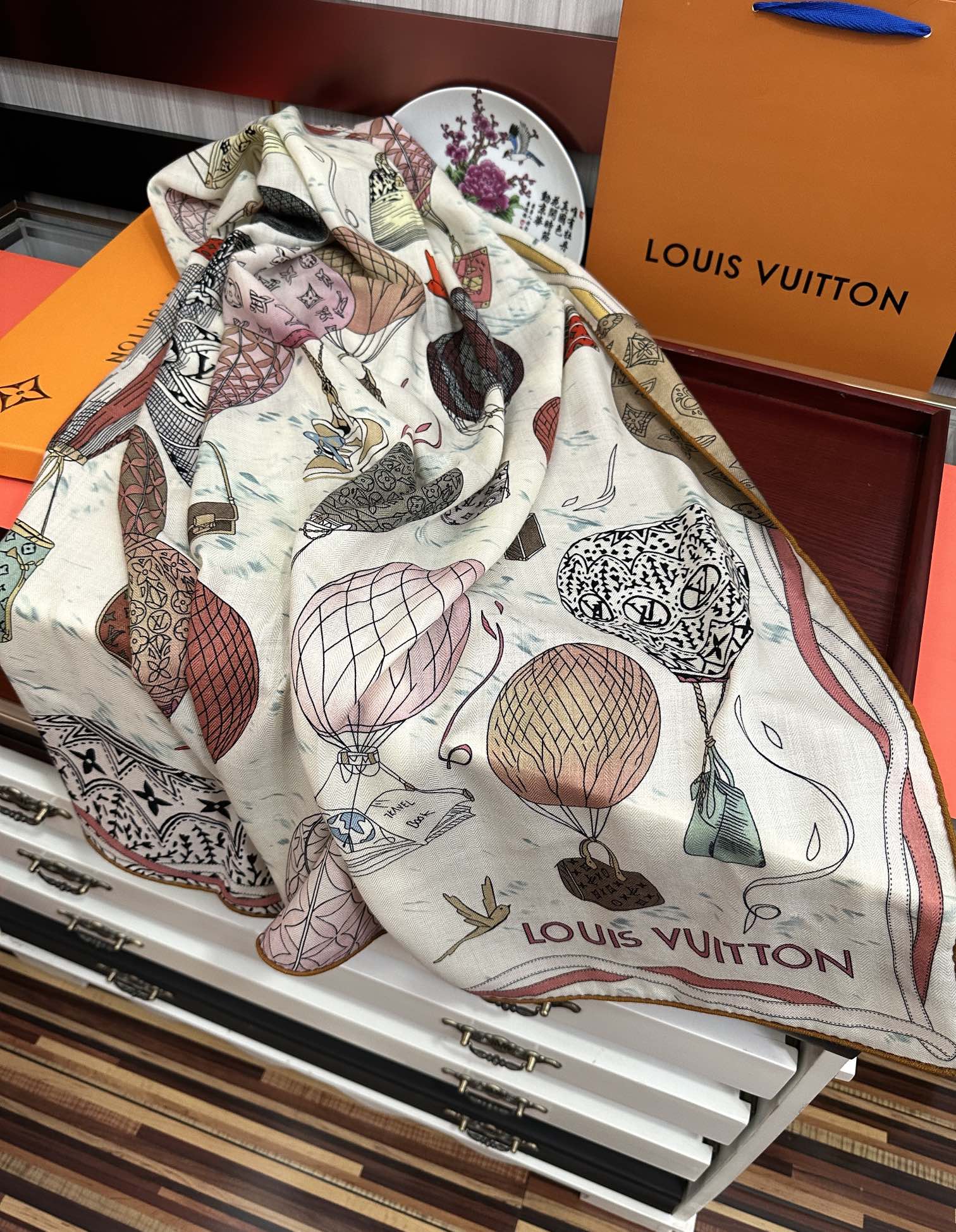 上新❤️LV 2025【双面同色热气球🎈】经典优雅[礼物]~气质到骨子里[色]新一季的面料超高级，真心超
