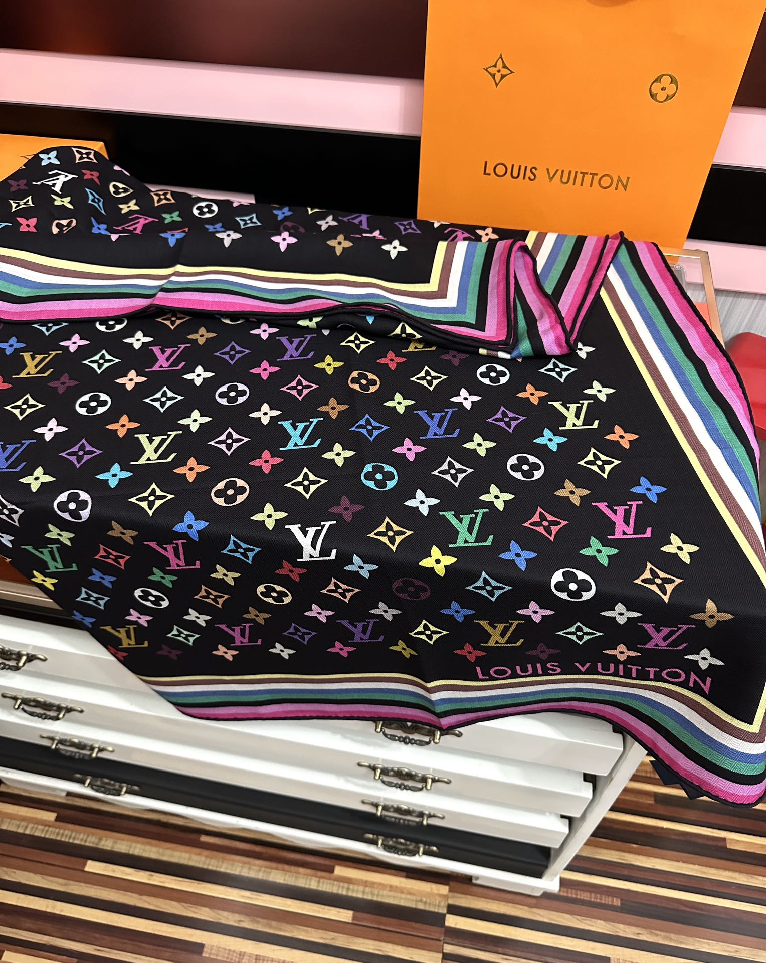 上新【双面同色】L v 高品质 👍ZG同步 本款方巾全新加入 致意路易的旅行传承[得意]丝印工艺刻画丰富