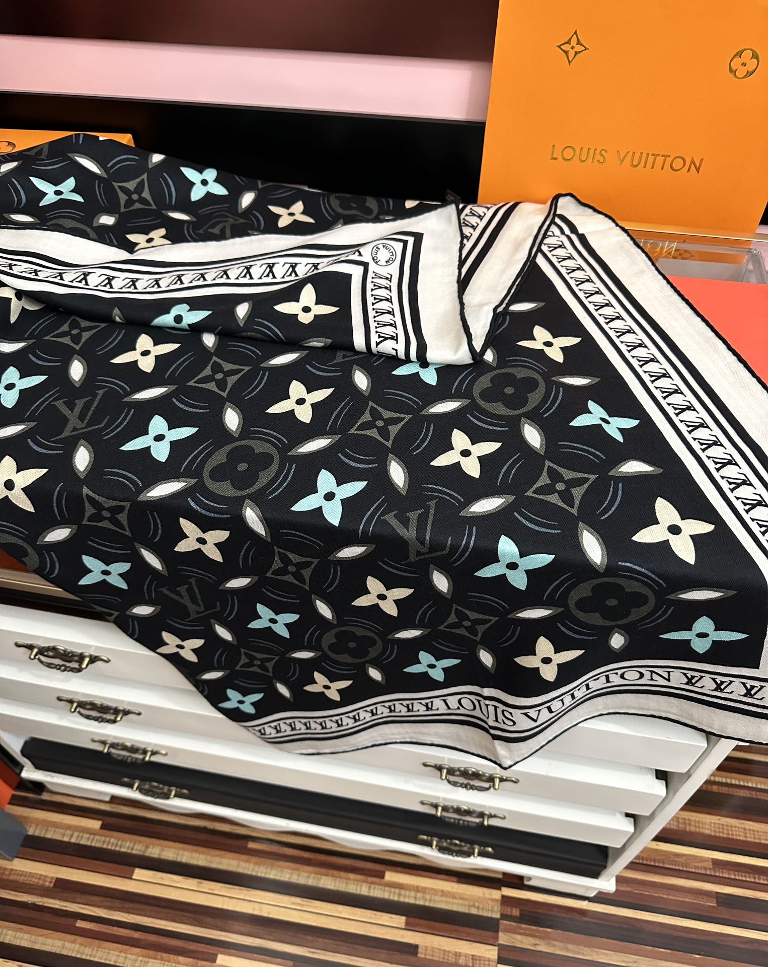 新款❤️LV 【双面同色】ZG同步经典优雅[礼物]~气质到骨子里[色]新一季的面料超高级，真心超级柔软，