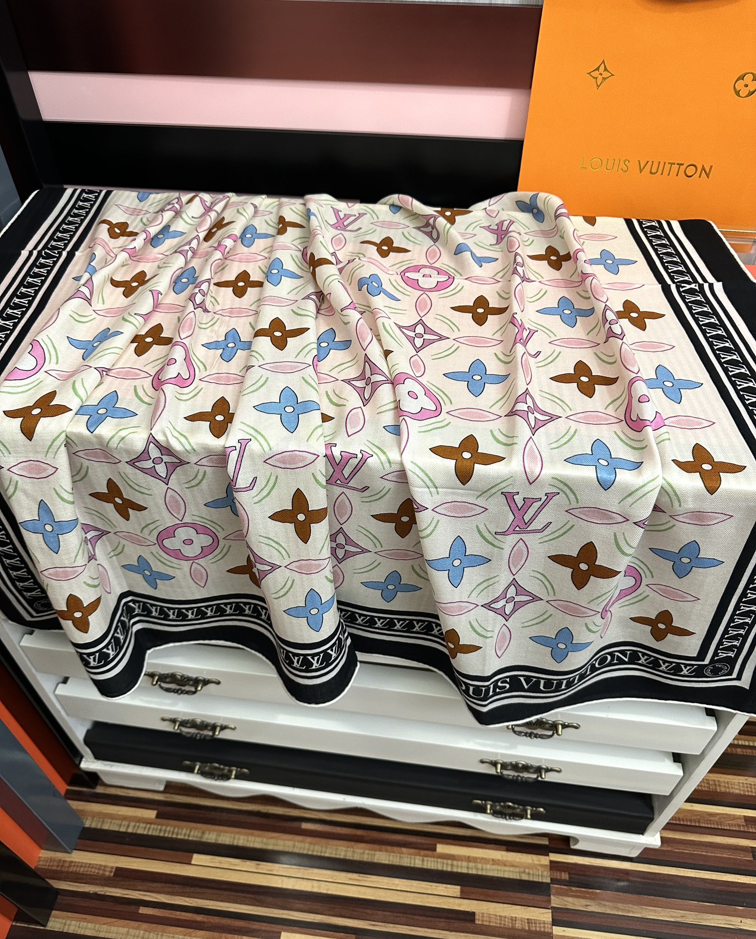 新款❤️LV 【双面同色】ZG同步经典优雅[礼物]~气质到骨子里[色]新一季的面料超高级，真心超级柔软，