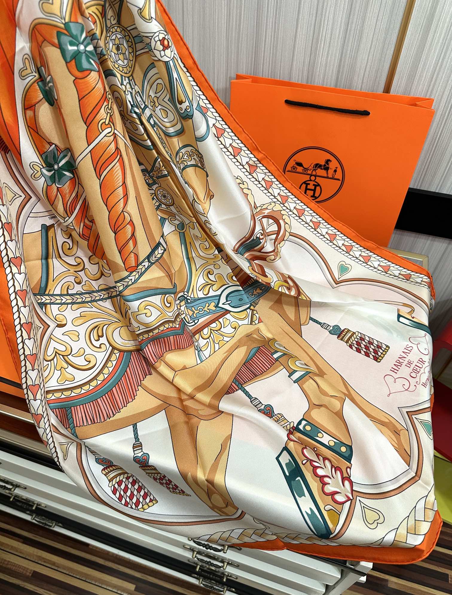 。高版本 爱马仕 2025新款【骏马奔腾】精致手工卷边，买到都说好👍下手一定要快高端 大爱❤️女人尤物 