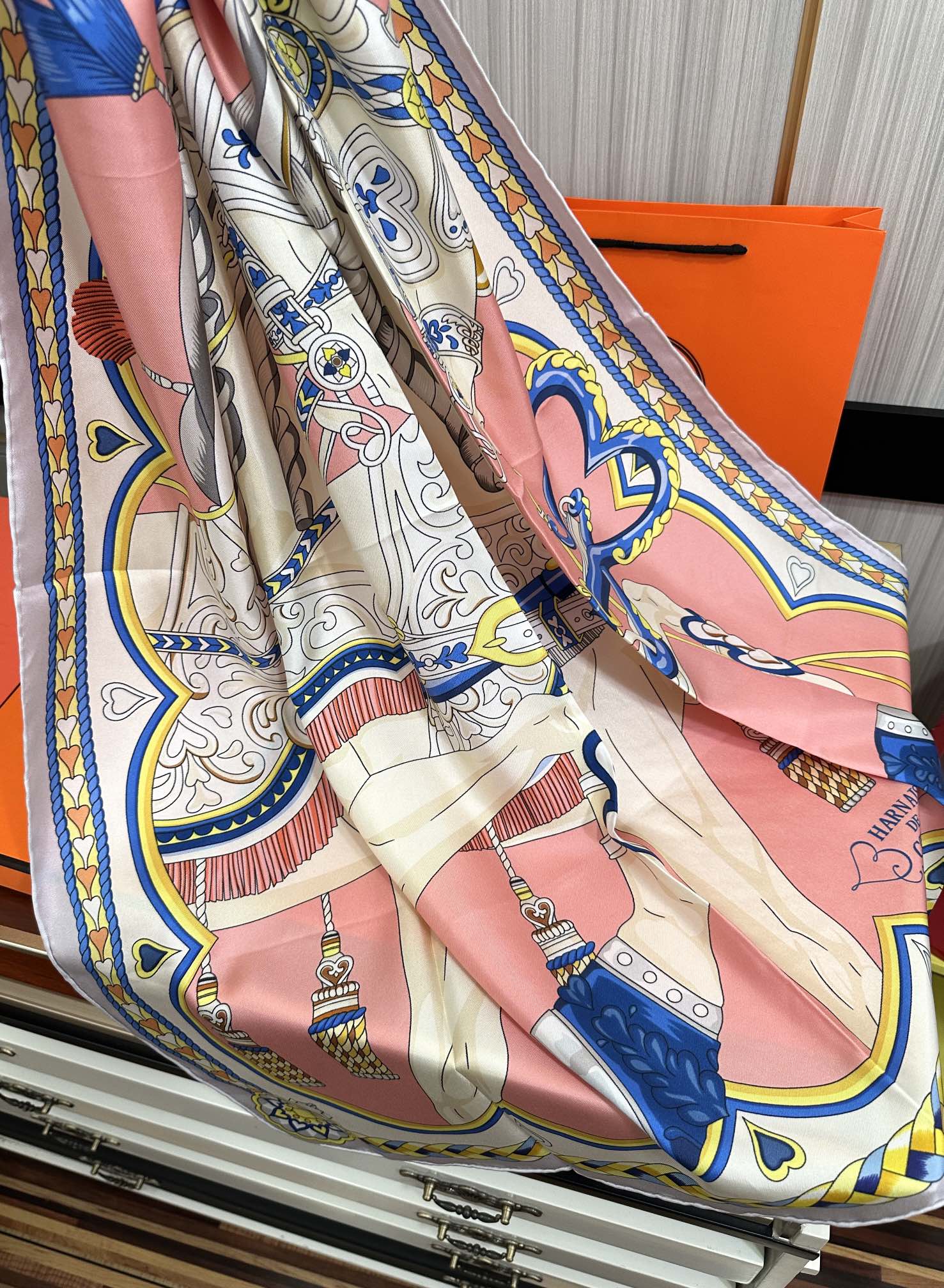 。高版本 爱马仕 2025新款【骏马奔腾】精致手工卷边，买到都说好👍下手一定要快高端 大爱❤️女人尤物 