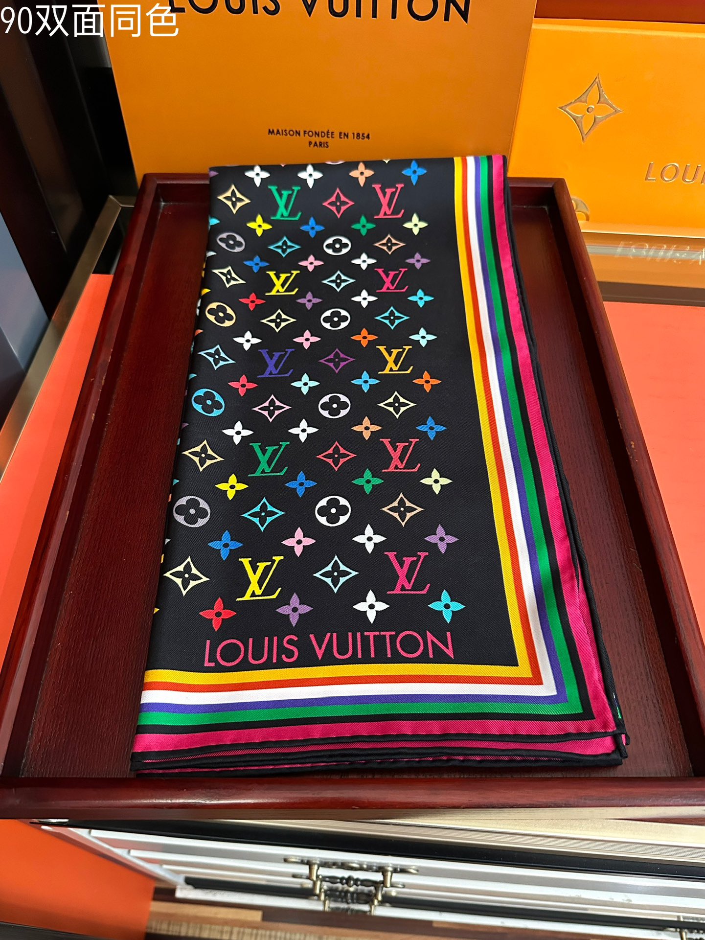 。2010 高版本LV官网同步【双面同色】[庆祝]“L家”90典藏方巾通过别致的经典色彩向原创设计致敬[