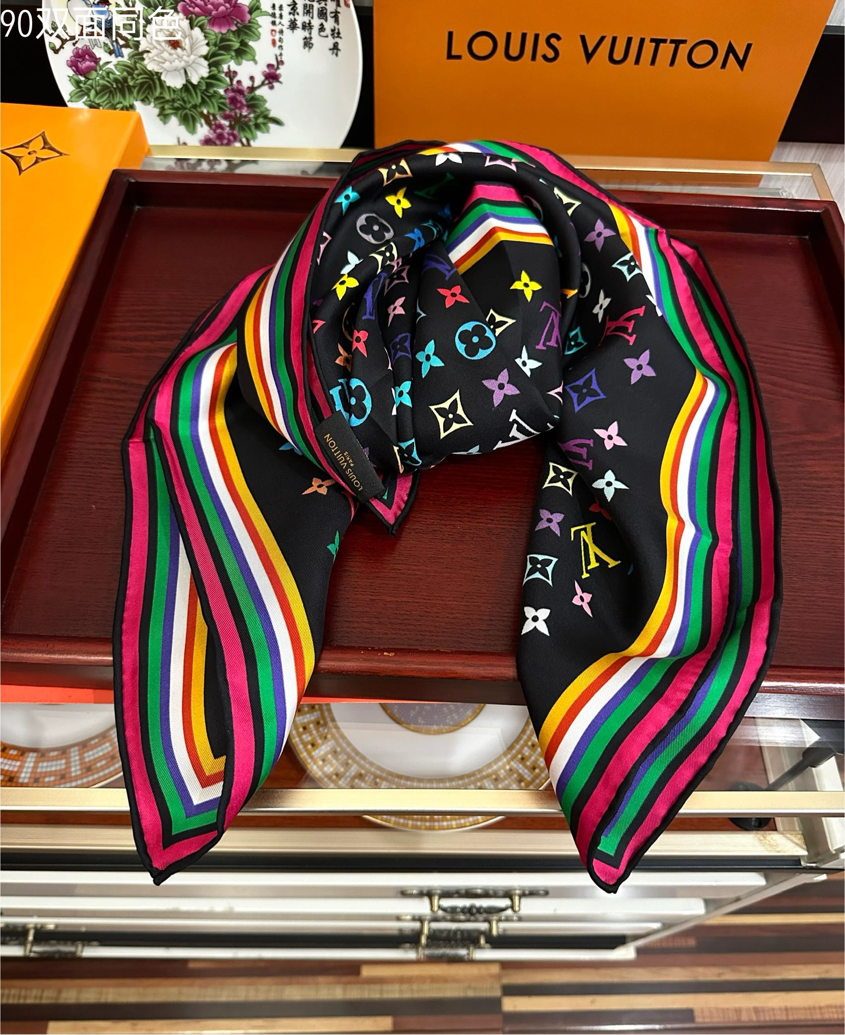 。2010 高版本LV官网同步【双面同色】[庆祝]“L家”90典藏方巾通过别致的经典色彩向原创设计致敬[