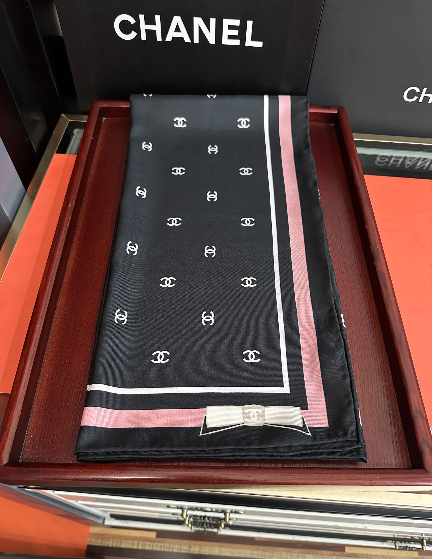 新款[發]CHANEL 官网同步【双面同色蝴蝶结🎀】18姆米 2025新品方巾必须征服它今年丝巾的戴法[