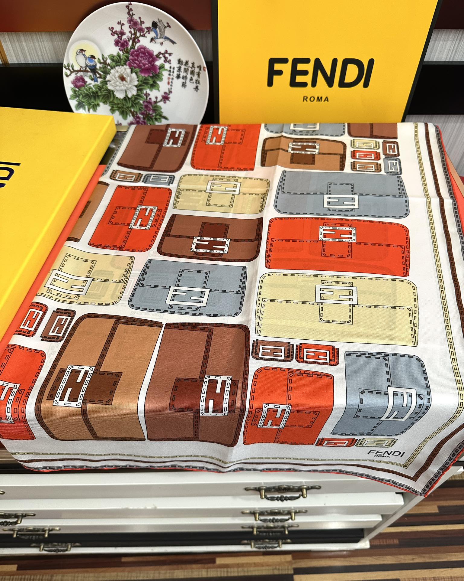 。高版本FENDI[庆祝]2025本年度最好看的丝巾没有之一了👍满身印有不同尺寸的米色和棕色标志性F B