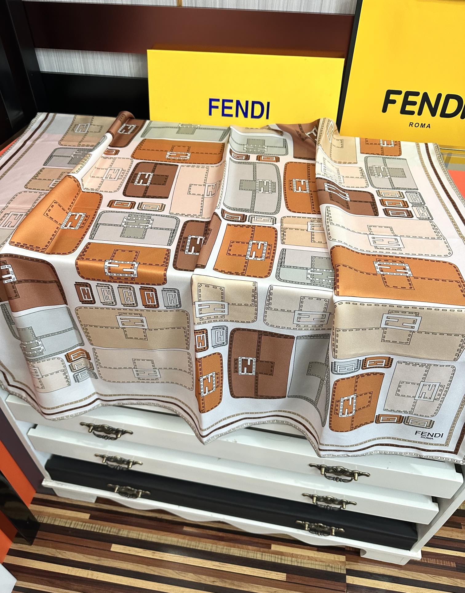 。高版本FENDI[庆祝]2025本年度最好看的丝巾没有之一了👍满身印有不同尺寸的米色和棕色标志性F B