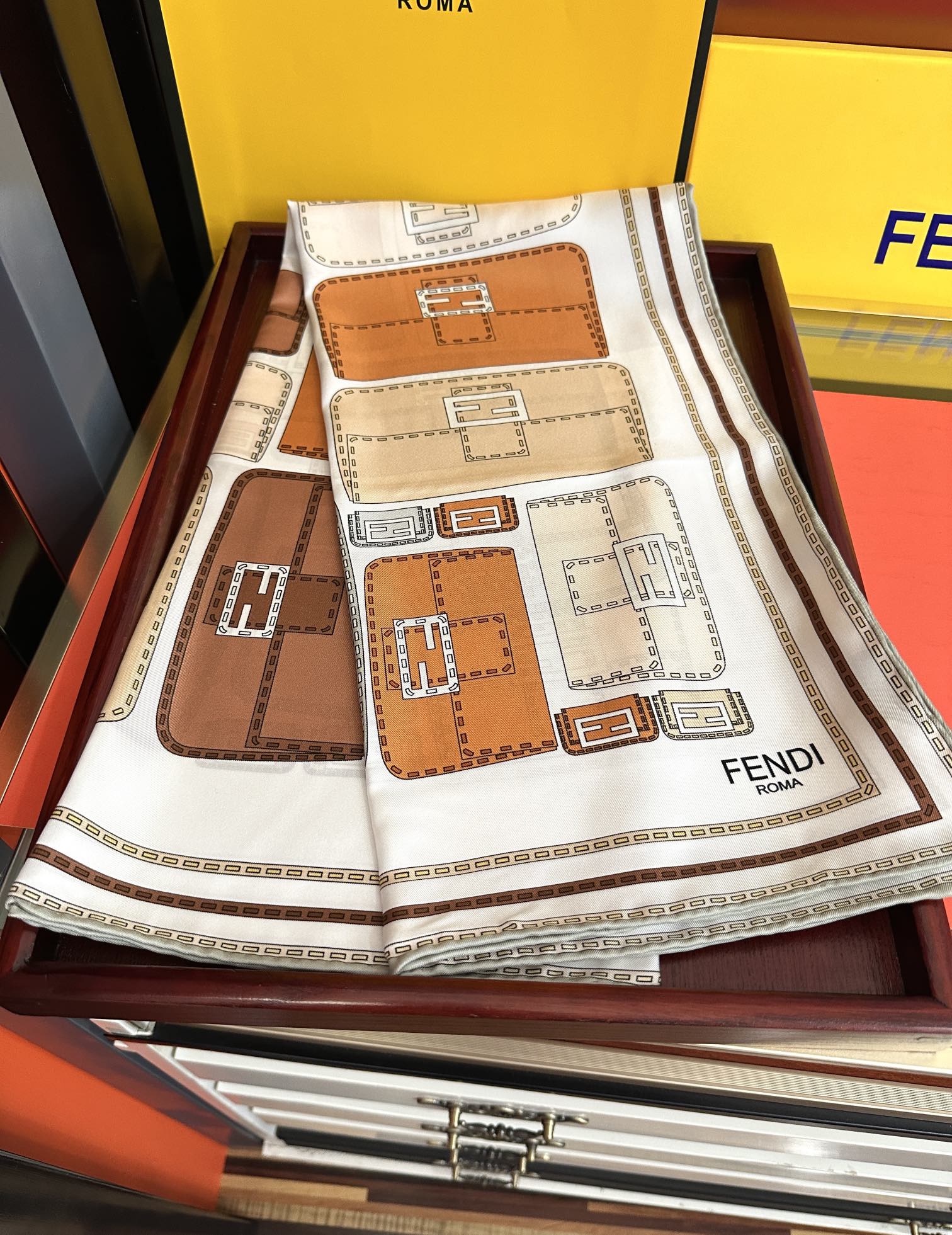。高版本FENDI[庆祝]2025本年度最好看的丝巾没有之一了👍满身印有不同尺寸的米色和棕色标志性F B