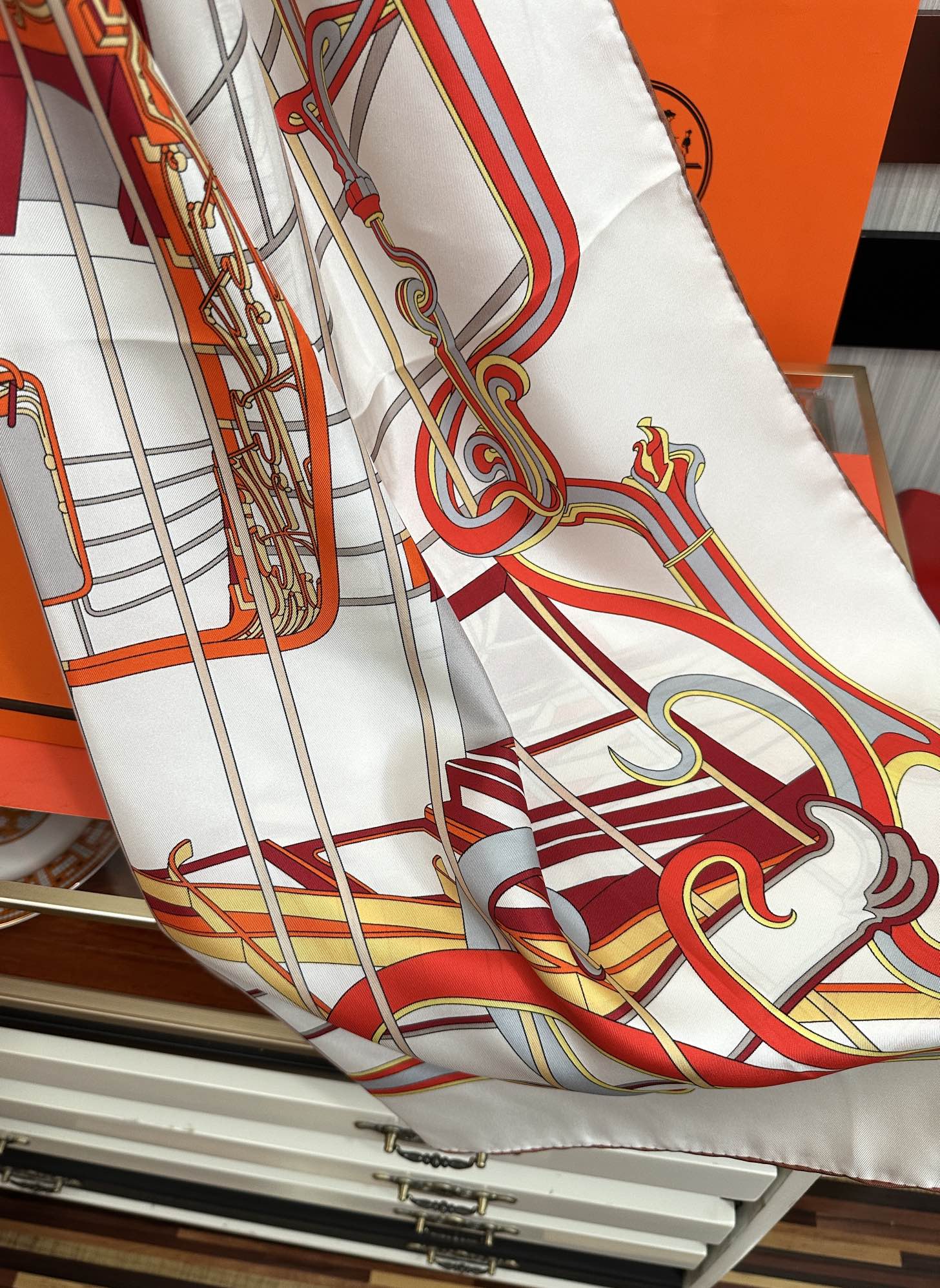 。新款爱马仕 【马鞭起舞线条版】90方巾 创作渊源在比利时的圣吉尔区[嘴唇]建筑师维克多•霍塔 Hort