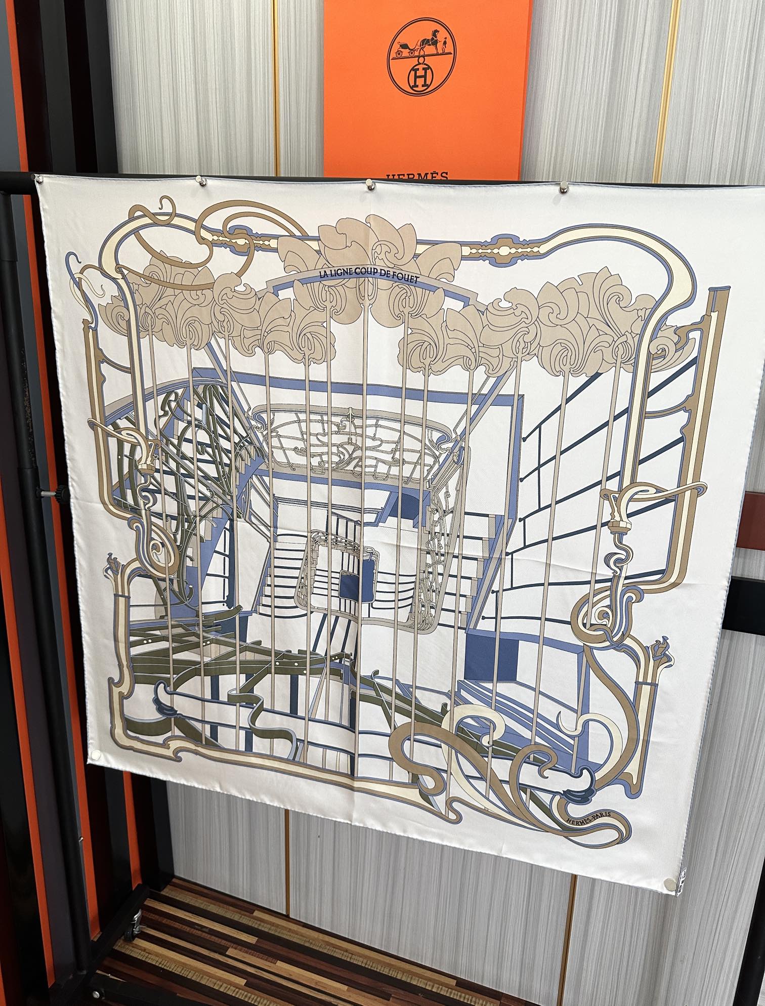 。新款爱马仕 【马鞭起舞线条版】90方巾 创作渊源在比利时的圣吉尔区[嘴唇]建筑师维克多•霍塔 Hort