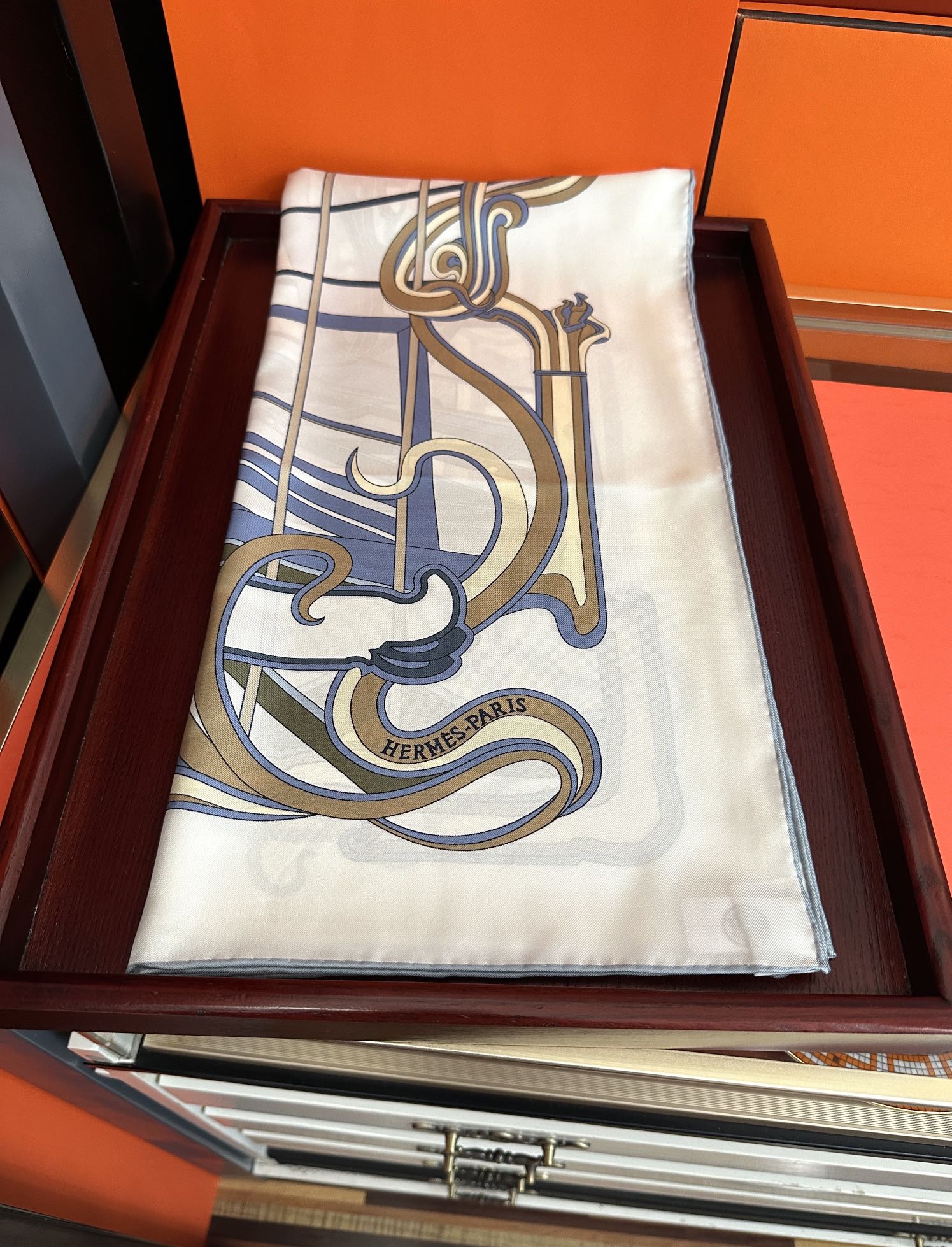 。新款爱马仕 【马鞭起舞线条版】90方巾 创作渊源在比利时的圣吉尔区[嘴唇]建筑师维克多•霍塔 Hort