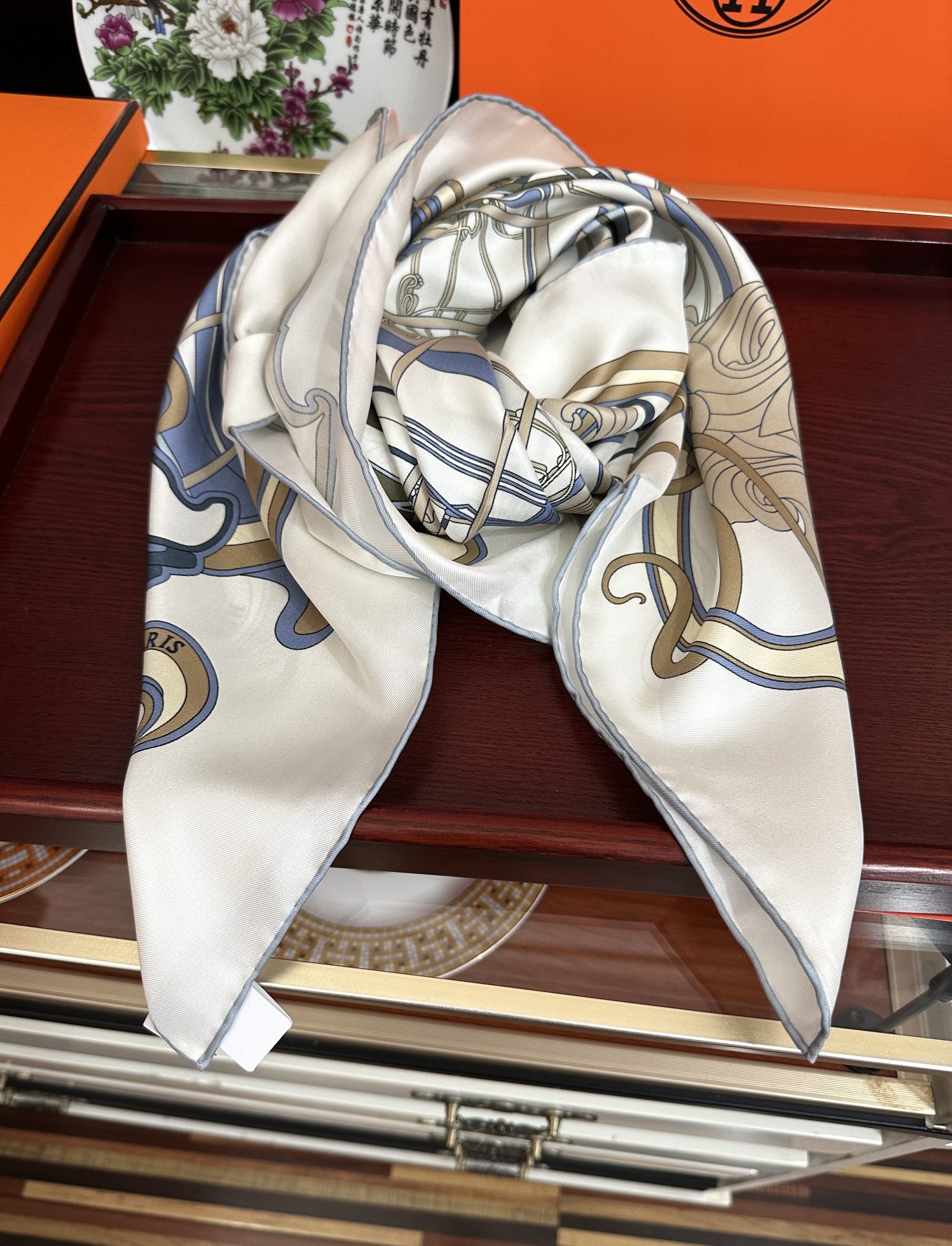 。新款爱马仕 【马鞭起舞线条版】90方巾 创作渊源在比利时的圣吉尔区[嘴唇]建筑师维克多•霍塔 Hort