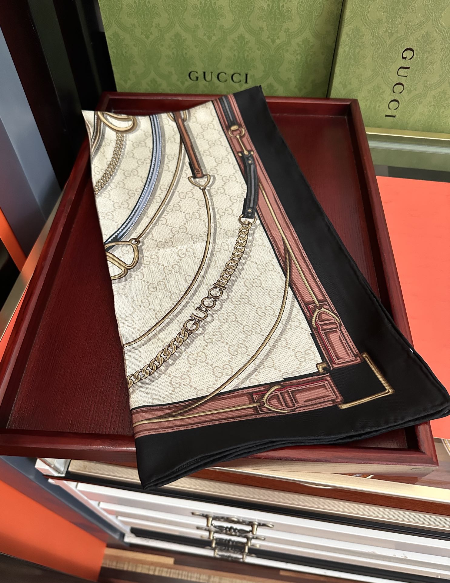 新款 。古奇 2025太美了必备款官网同步《皮革GG图案系列》印花方巾[庆祝]手工卷边品牌标志性不断焕新