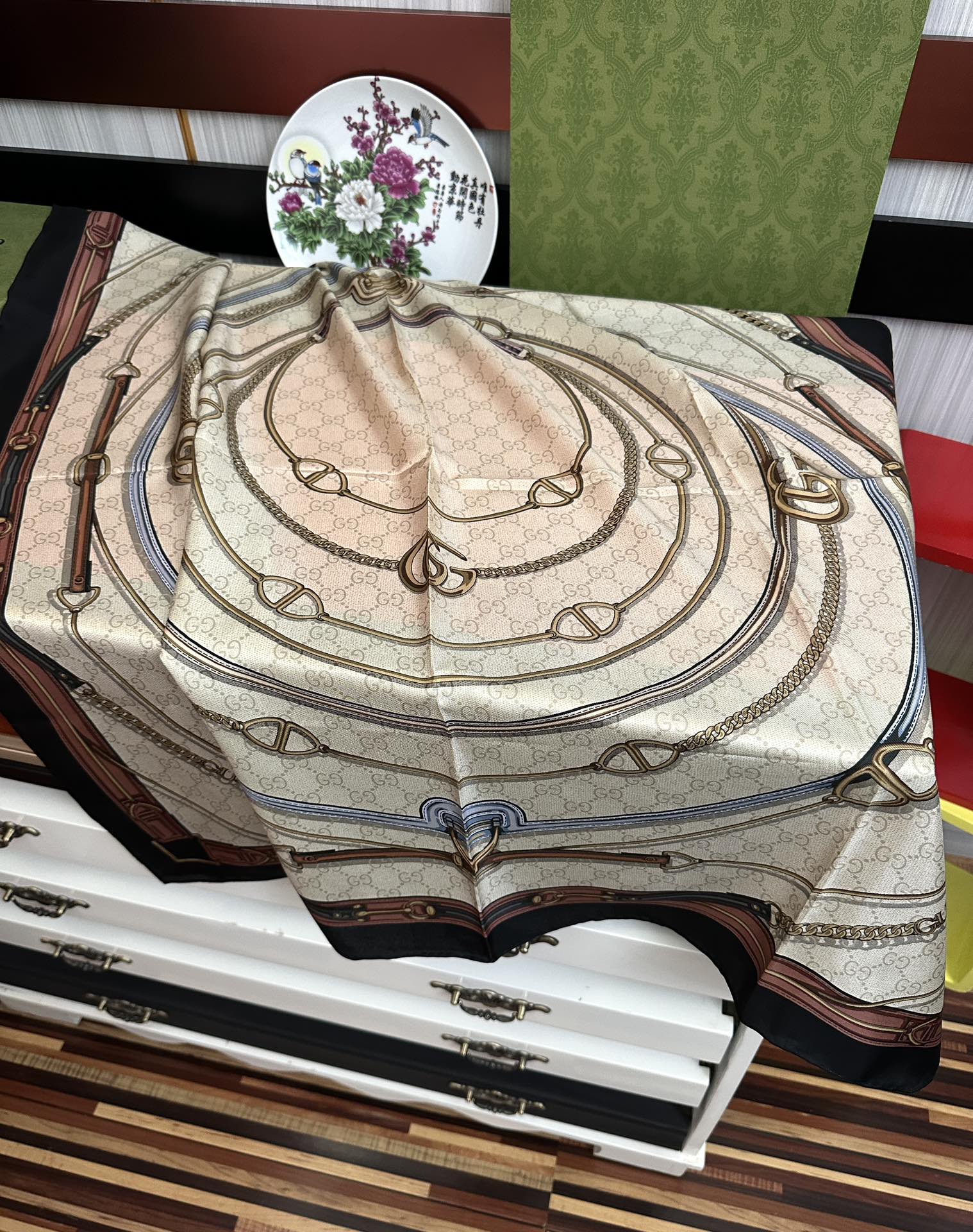 新款 。古奇 2025太美了必备款官网同步《皮革GG图案系列》印花方巾[庆祝]手工卷边品牌标志性不断焕新