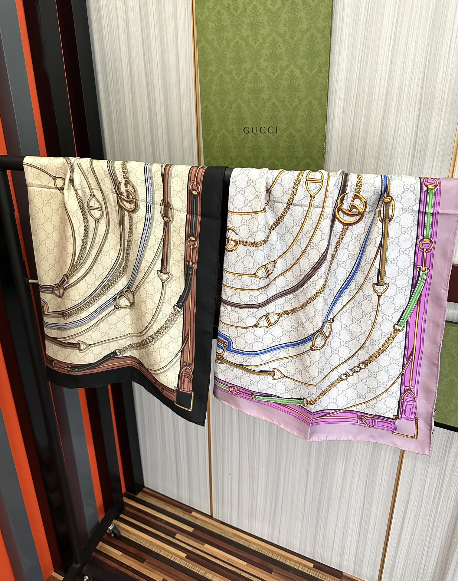 新款 。古奇 2025太美了必备款官网同步《皮革GG图案系列》印花方巾[庆祝]手工卷边品牌标志性不断焕新