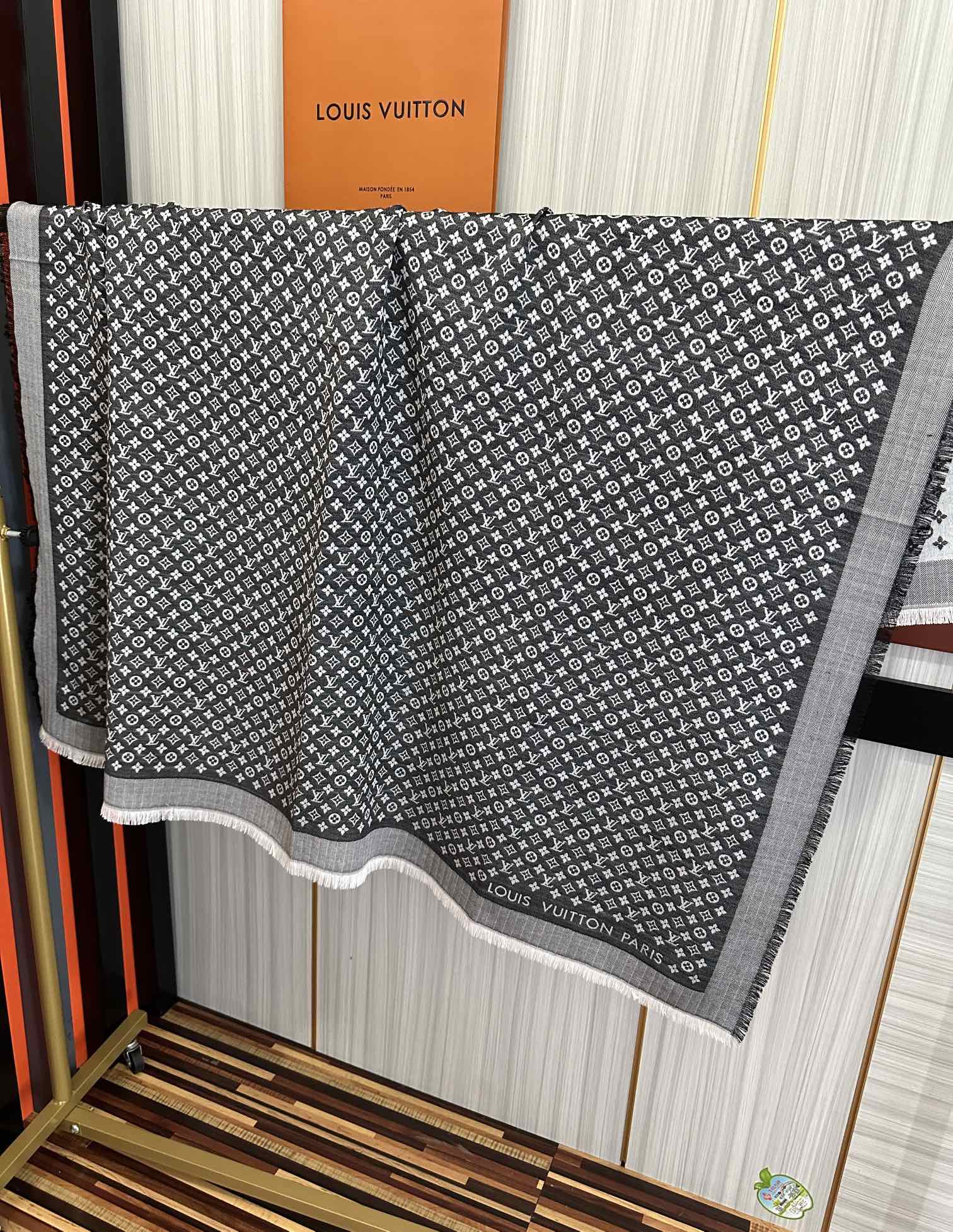 上新🎉LV老花图案这款披肩将真丝与羊毛相混搭❤️质地柔软而温暖饰有不同色调Monogram图案💄饰有的字