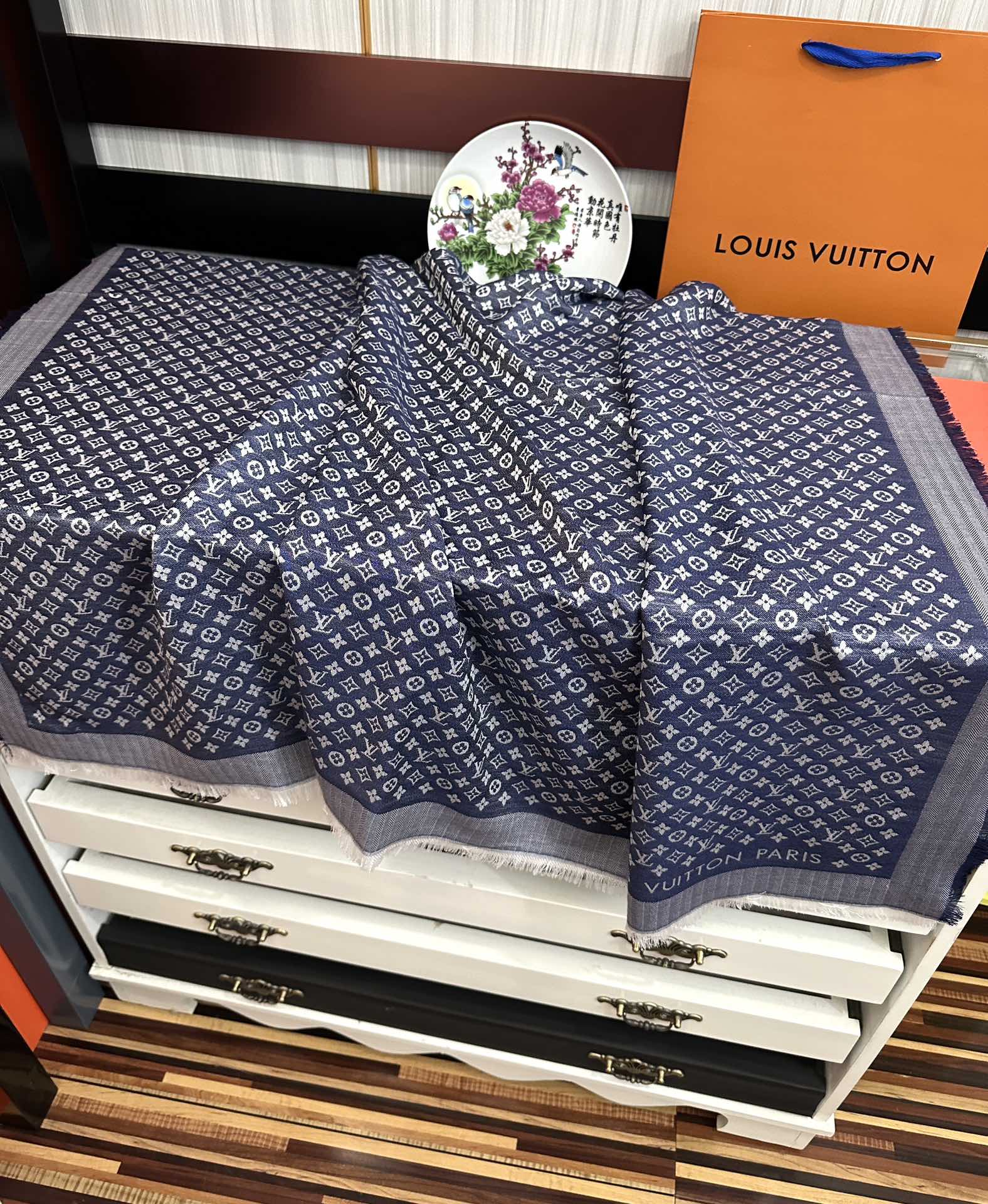 上新🎉LV老花图案这款披肩将真丝与羊毛相混搭❤️质地柔软而温暖饰有不同色调Monogram图案💄饰有的字