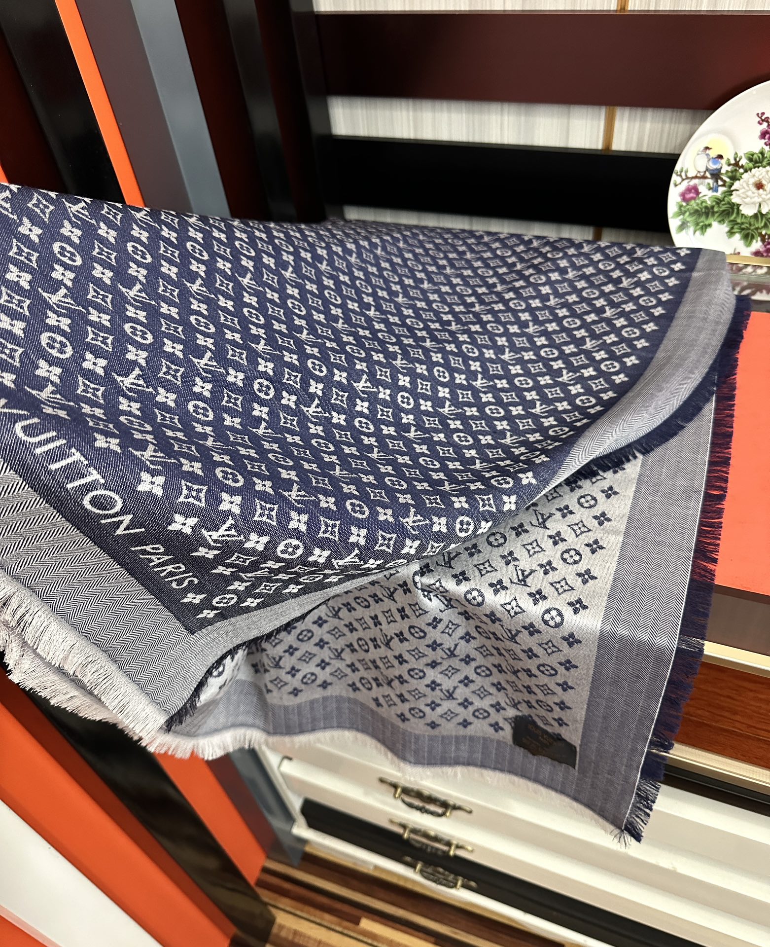 上新🎉LV老花图案这款披肩将真丝与羊毛相混搭❤️质地柔软而温暖饰有不同色调Monogram图案💄饰有的字