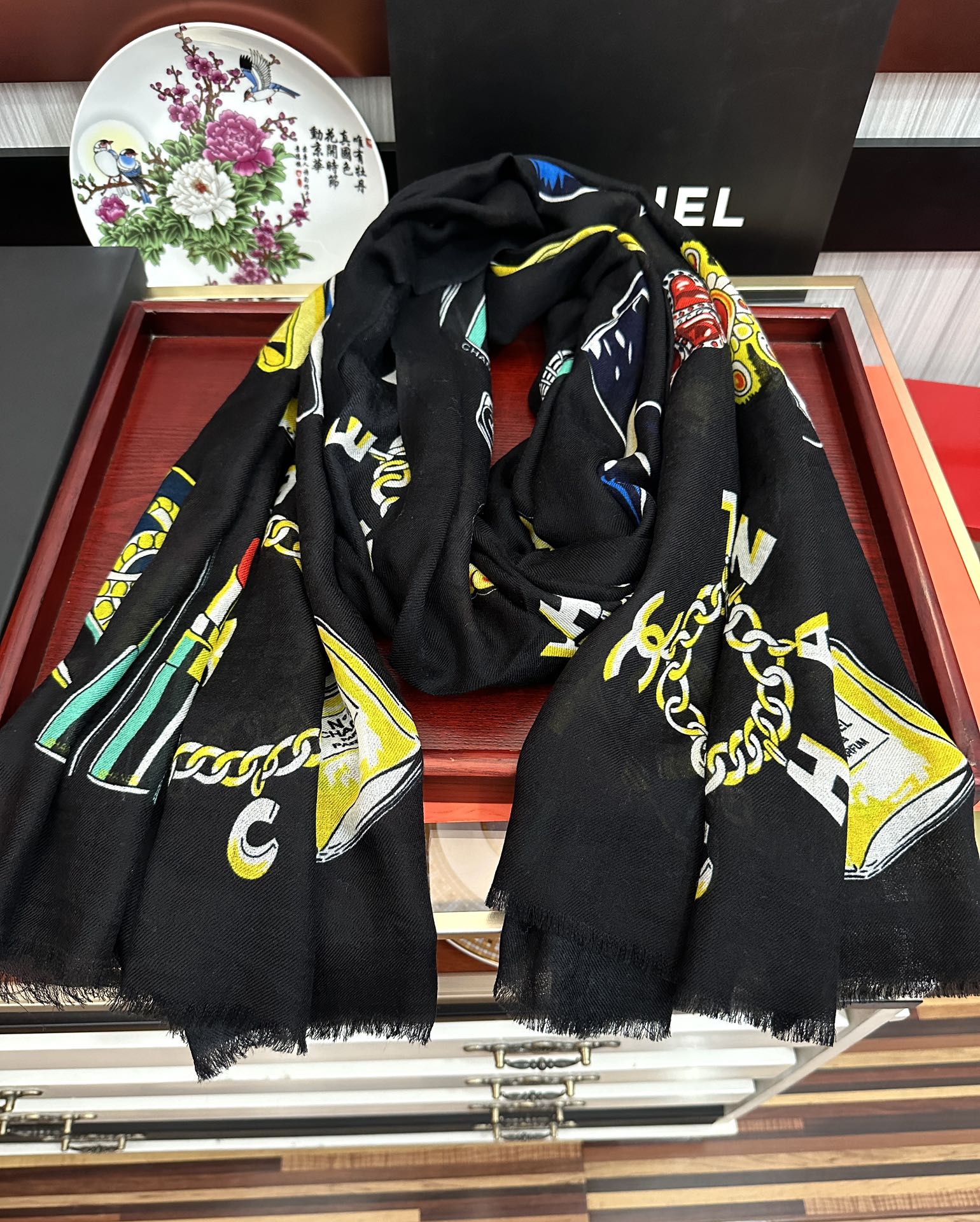 太美了2025小香最新款‼️真心赞👍😘💍实物真心美 🎀披肩配以印花💓💃🏻无论设计喷绘都是非常到位☀️细节