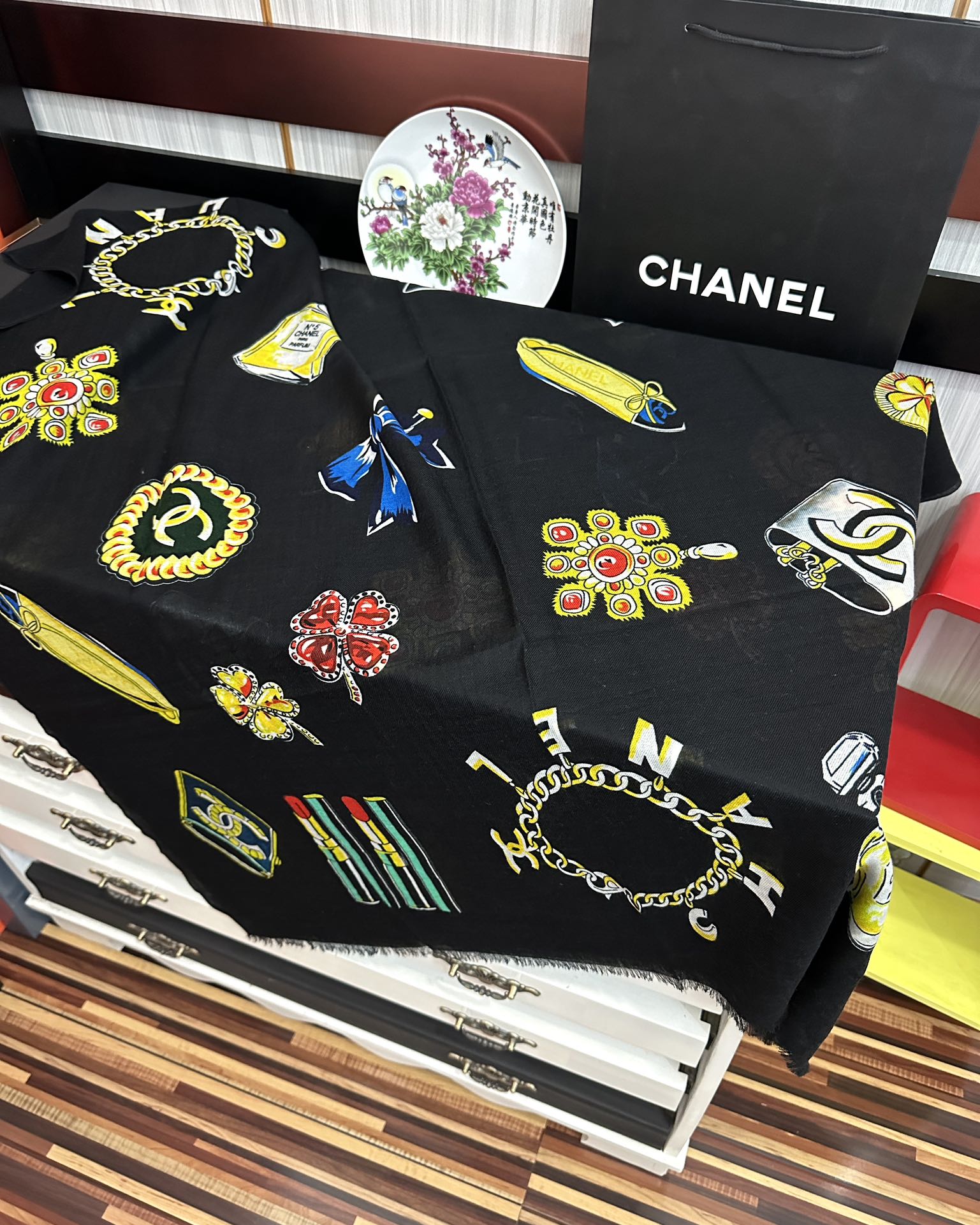 太美了2025小香最新款‼️真心赞👍😘💍实物真心美 🎀披肩配以印花💓💃🏻无论设计喷绘都是非常到位☀️细节