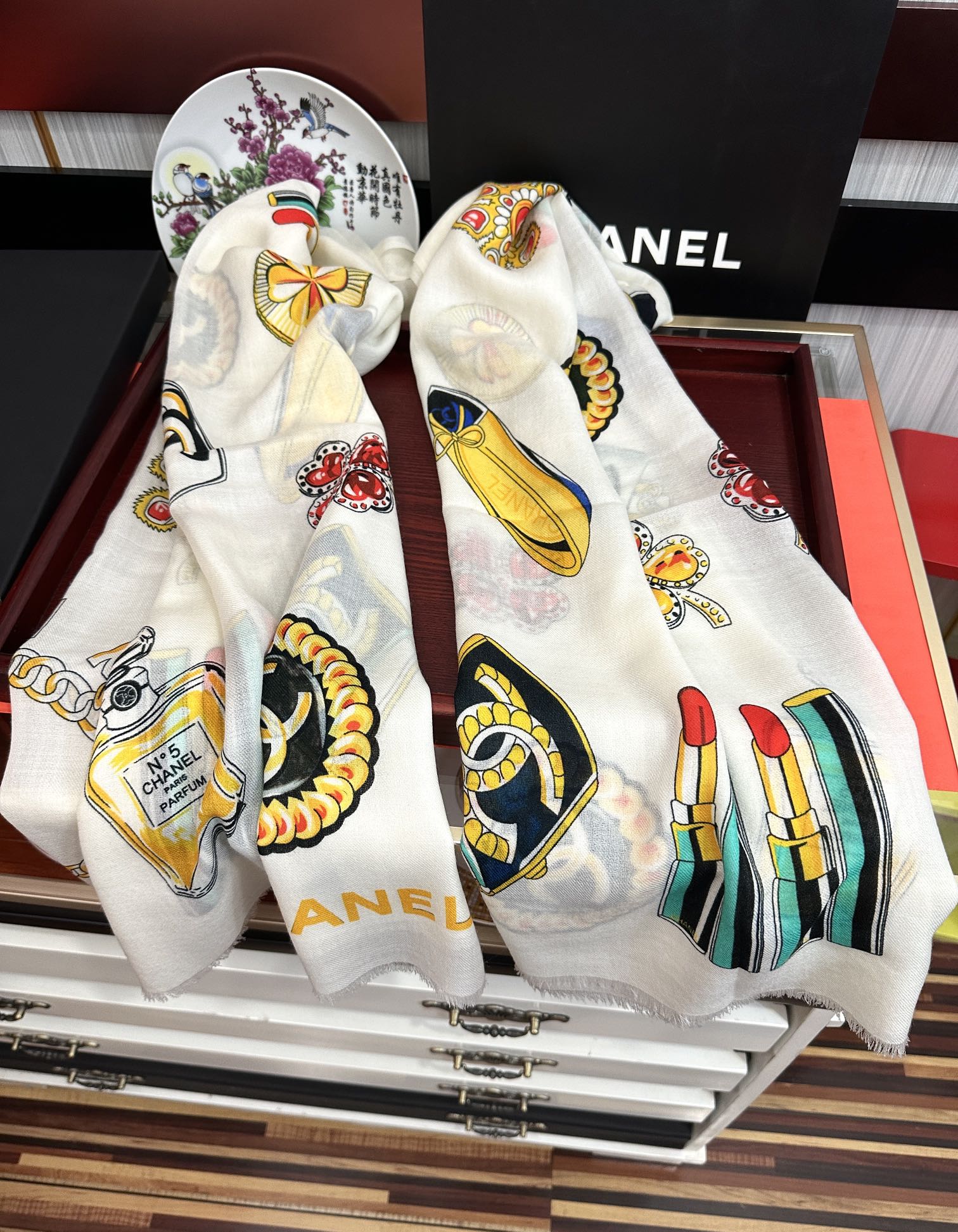 太美了2025小香最新款‼️真心赞👍😘💍实物真心美 🎀披肩配以印花💓💃🏻无论设计喷绘都是非常到位☀️细节