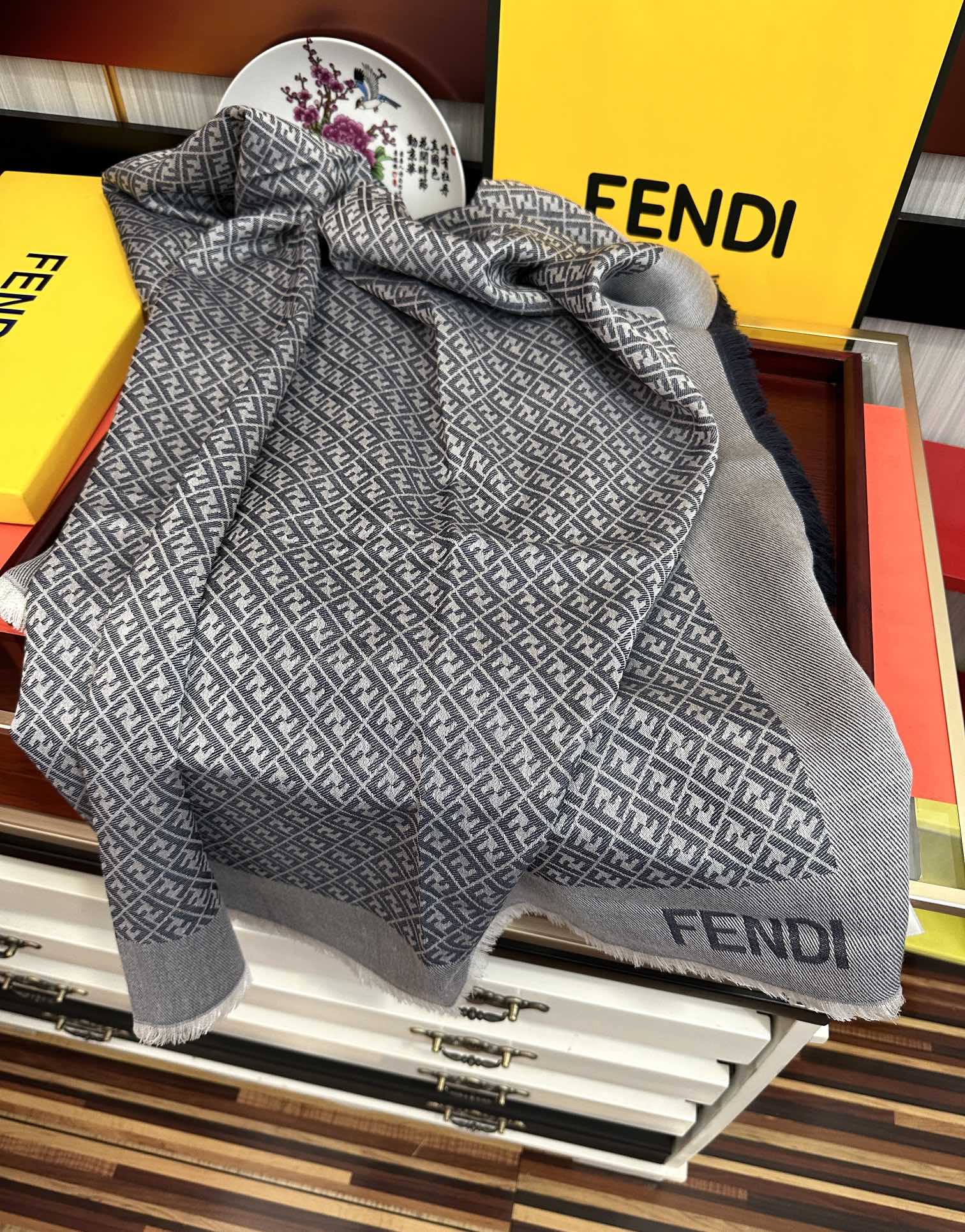 。上新 芬迪 重磅推荐F字母标志，太美了[得意]，永不过时，好货不怕晚，经典款F家人手必备一条最最经典款