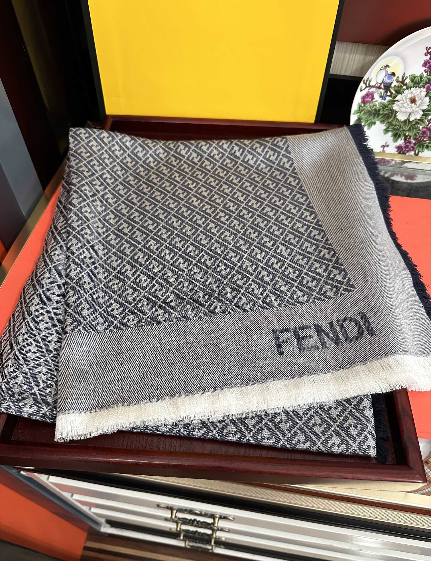 。上新 芬迪 重磅推荐F字母标志，太美了[得意]，永不过时，好货不怕晚，经典款F家人手必备一条最最经典款