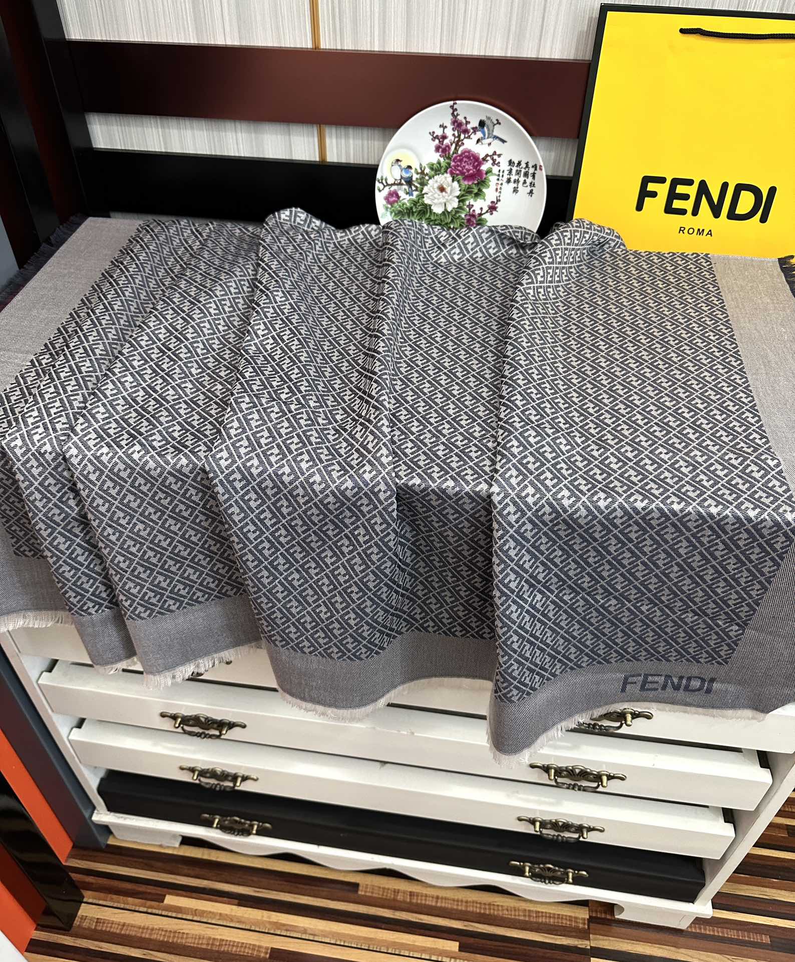 。上新 芬迪 重磅推荐F字母标志，太美了[得意]，永不过时，好货不怕晚，经典款F家人手必备一条最最经典款