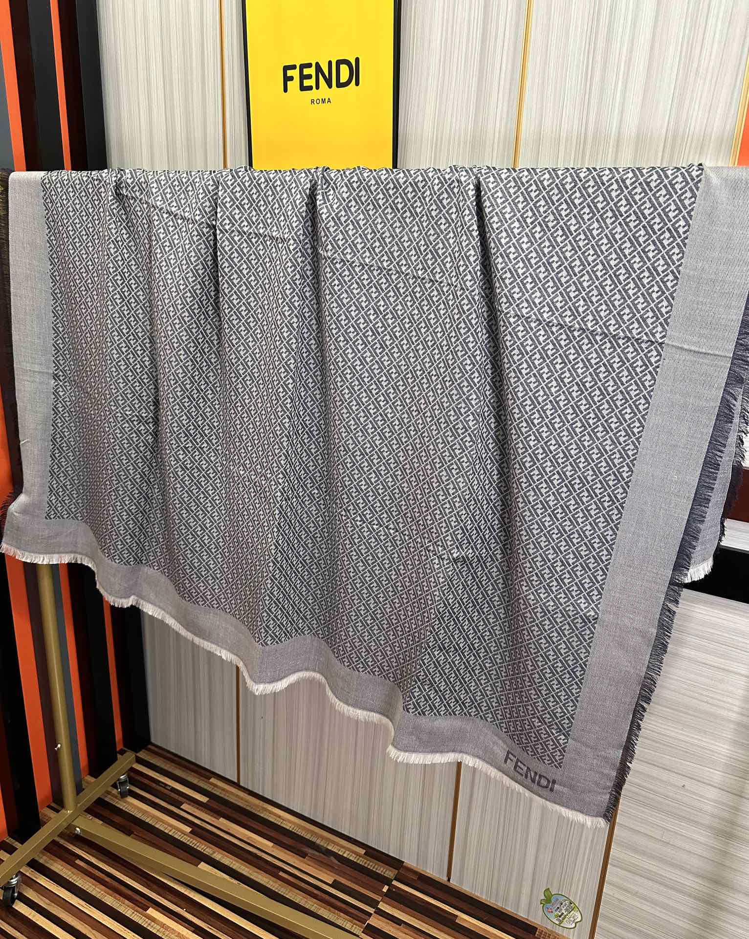 。上新 芬迪 重磅推荐F字母标志，太美了[得意]，永不过时，好货不怕晚，经典款F家人手必备一条最最经典款