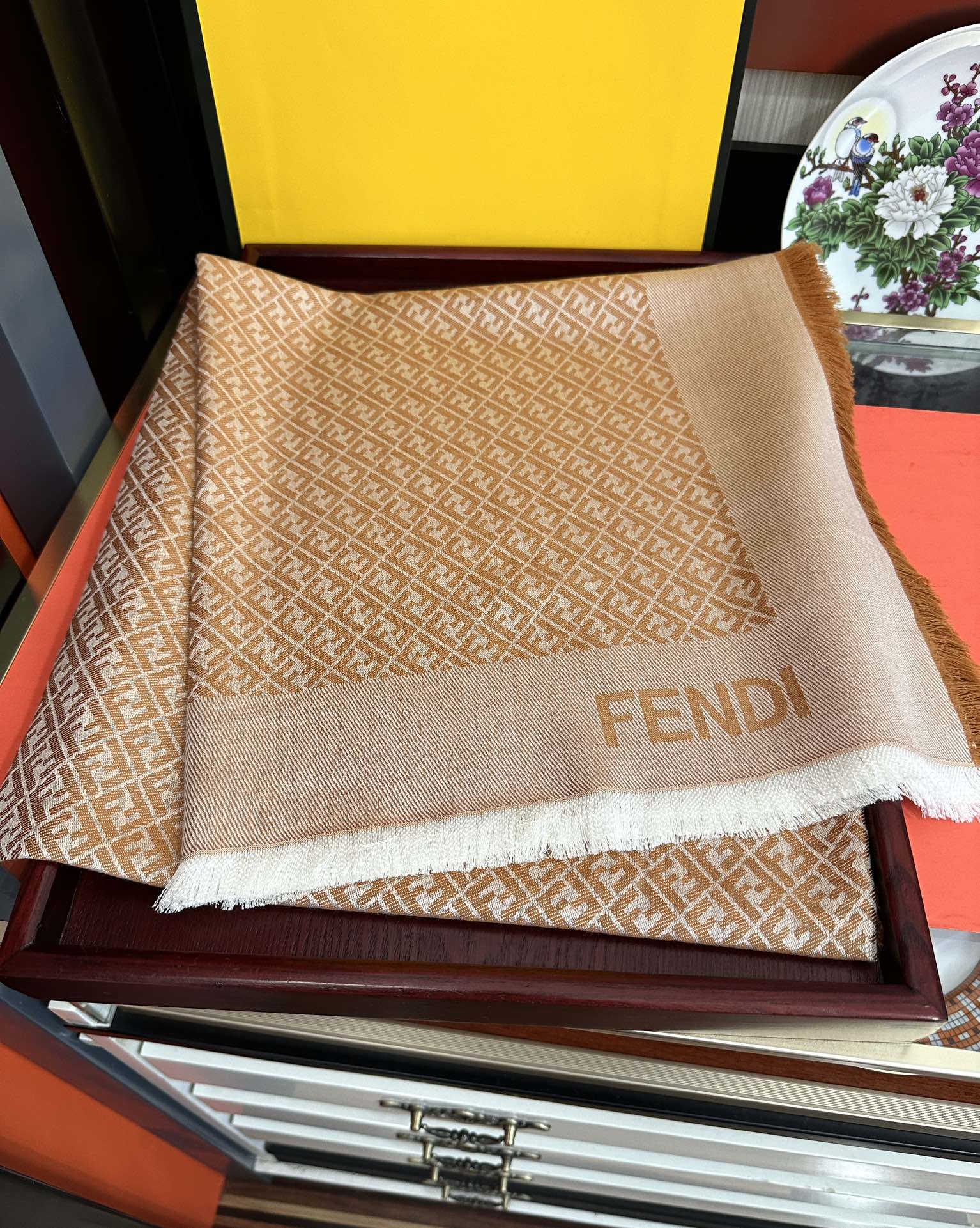 。上新 芬迪 重磅推荐F字母标志，太美了[得意]，永不过时，好货不怕晚，经典款F家人手必备一条最最经典款