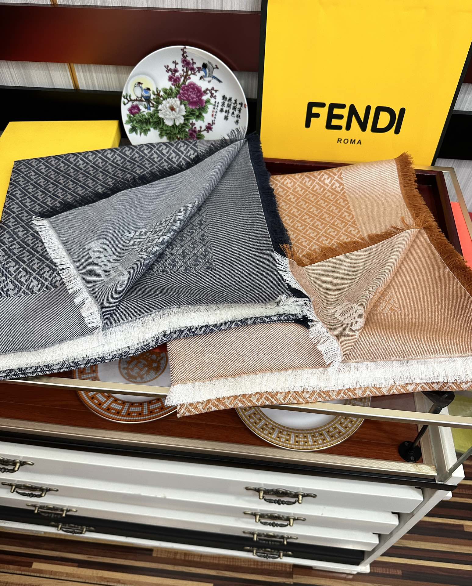 。上新 芬迪 重磅推荐F字母标志，太美了[得意]，永不过时，好货不怕晚，经典款F家人手必备一条最最经典款