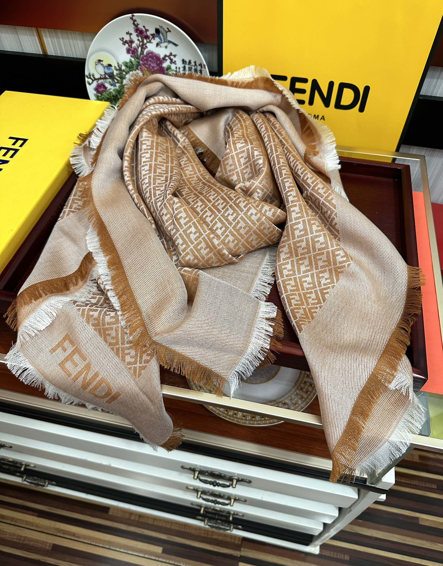 。上新 芬迪 重磅推荐F字母标志，太美了[得意]，永不过时，好货不怕晚，经典款F家人手必备一条最最经典款