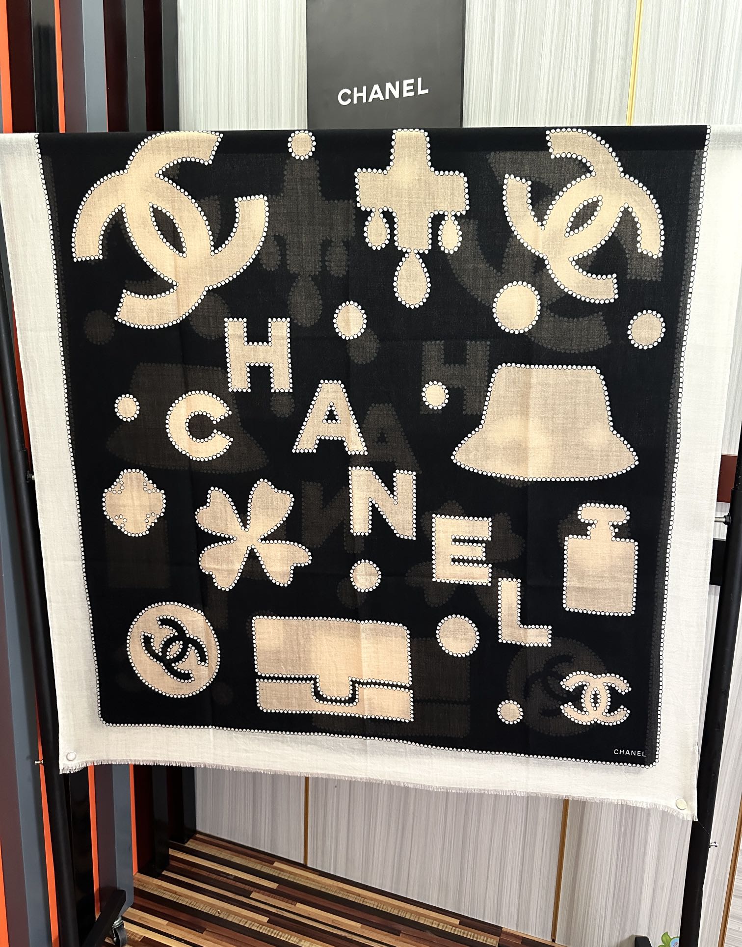 。爆款到 小香2025 最新款【香水瓶】顶级设计太美了，真心赞👍😘💍实物真心美 🎀披肩配以印花💓💃🏻无论