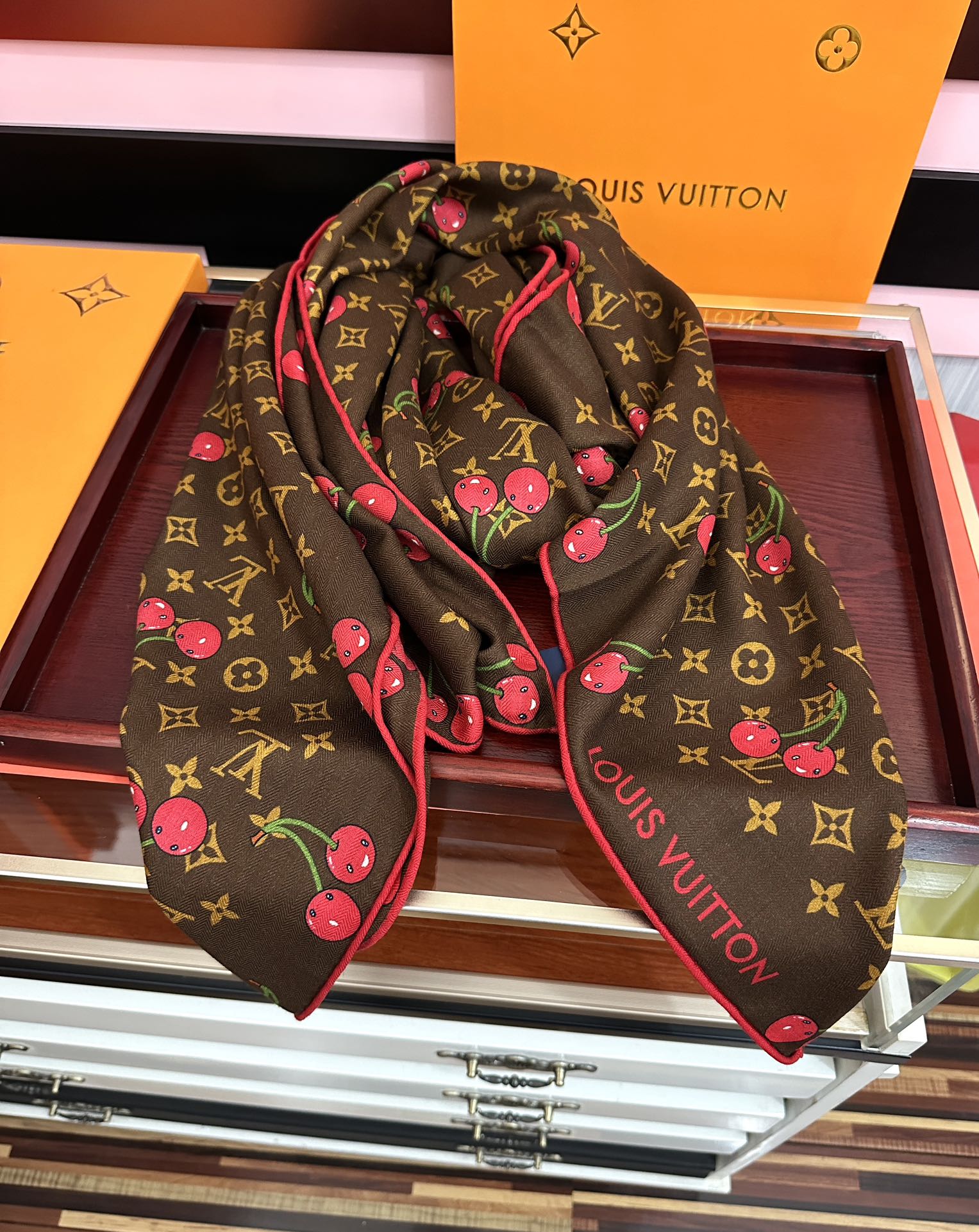 新款❤️LV 2025双面同色【樱桃🍒围巾】经典优雅[礼物]~气质到骨子里[色]新一季的面料超高级，真心