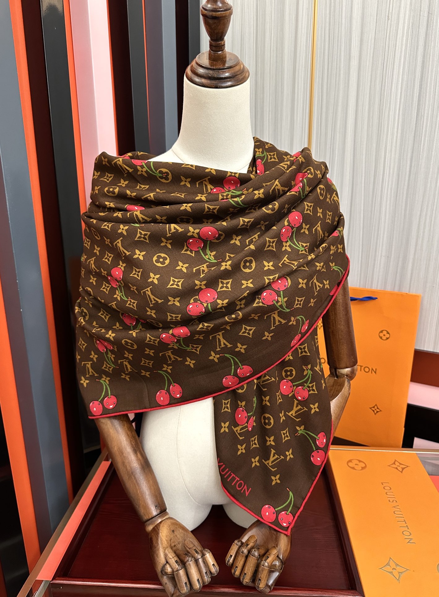 新款❤️LV 2025双面同色【樱桃🍒围巾】经典优雅[礼物]~气质到骨子里[色]新一季的面料超高级，真心