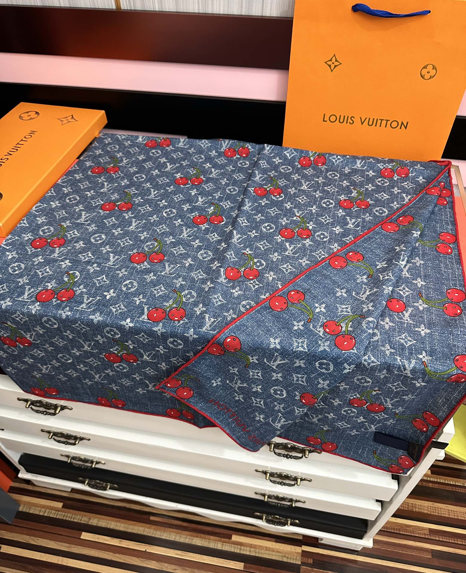 新款❤️LV 2025双面同色【樱桃🍒围巾】经典优雅[礼物]~气质到骨子里[色]新一季的面料超高级，真心