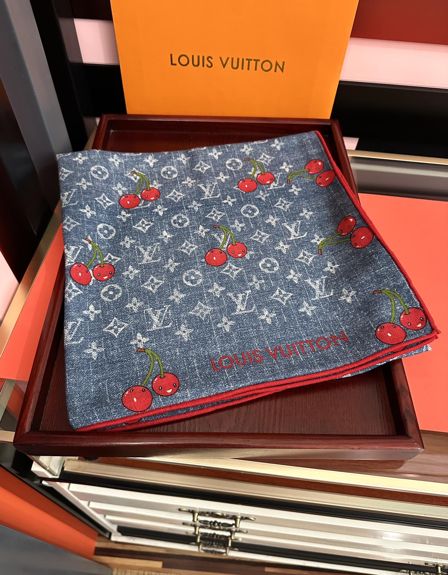 新款❤️LV 2025双面同色【樱桃🍒围巾】经典优雅[礼物]~气质到骨子里[色]新一季的面料超高级，真心