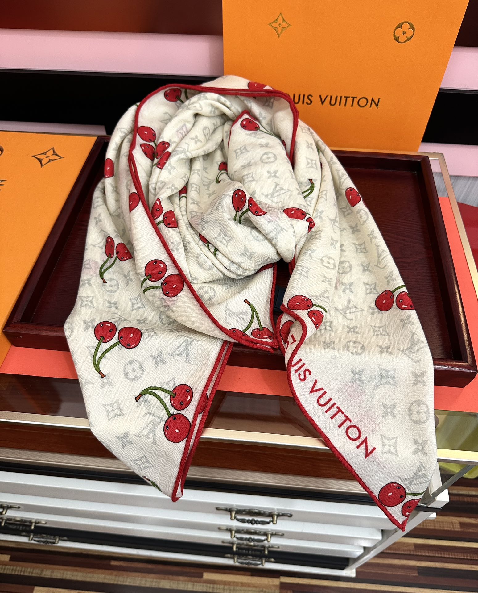 新款❤️LV 2025双面同色【樱桃🍒围巾】经典优雅[礼物]~气质到骨子里[色]新一季的面料超高级，真心
