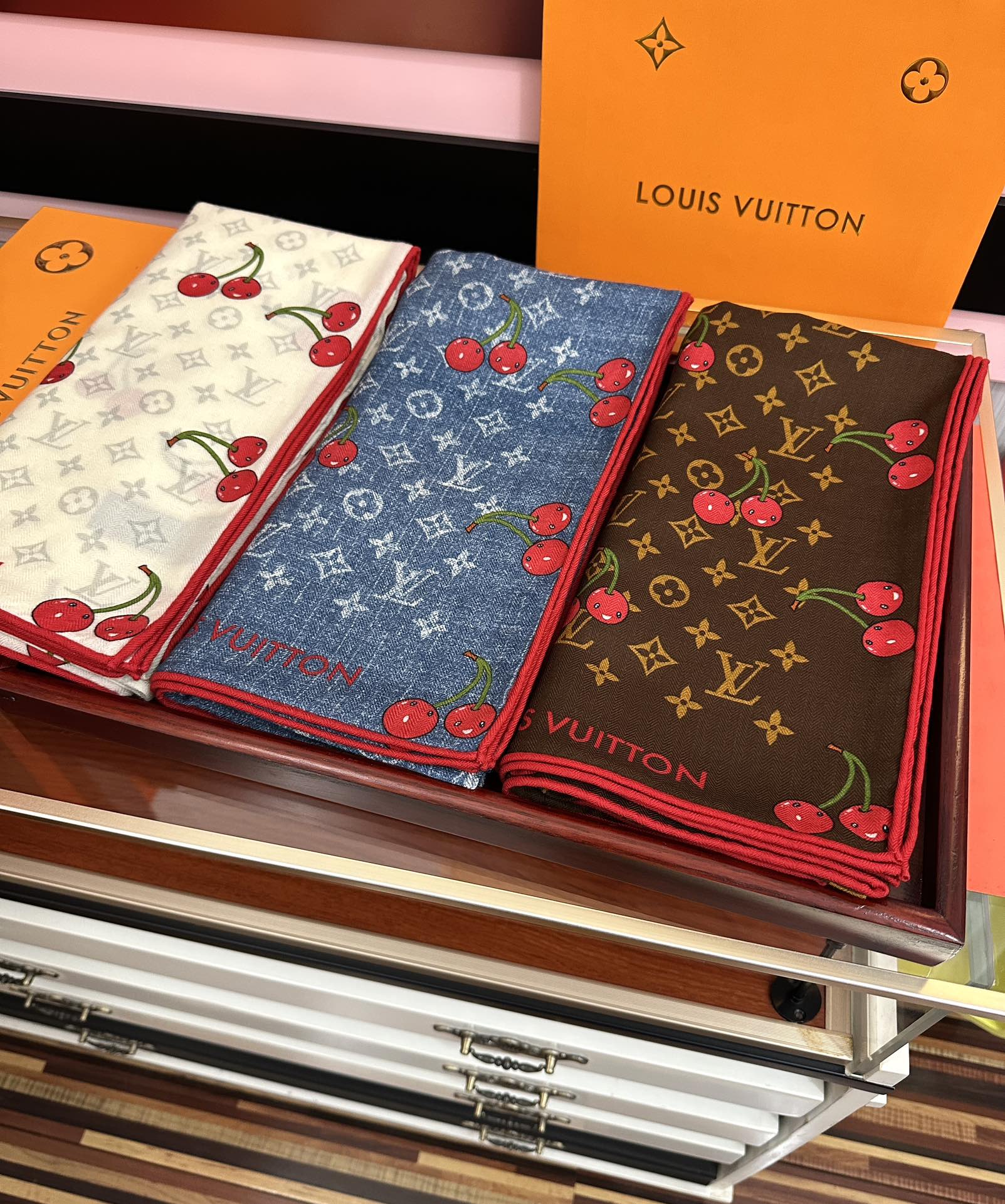 新款❤️LV 2025双面同色【樱桃🍒围巾】经典优雅[礼物]~气质到骨子里[色]新一季的面料超高级，真心