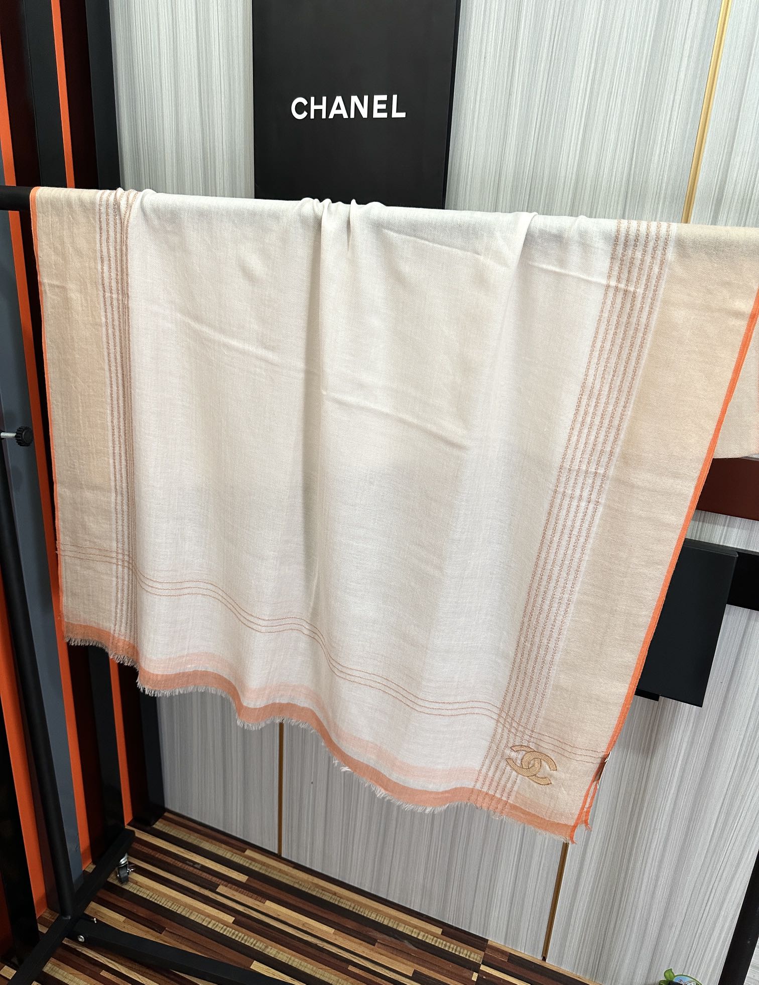 上新。2010 小香👍采用内蒙古羊绒，重磅推荐🎀太美了👓火爆，人人都喜欢💕时潮人都有好几条围巾放在衣橱，