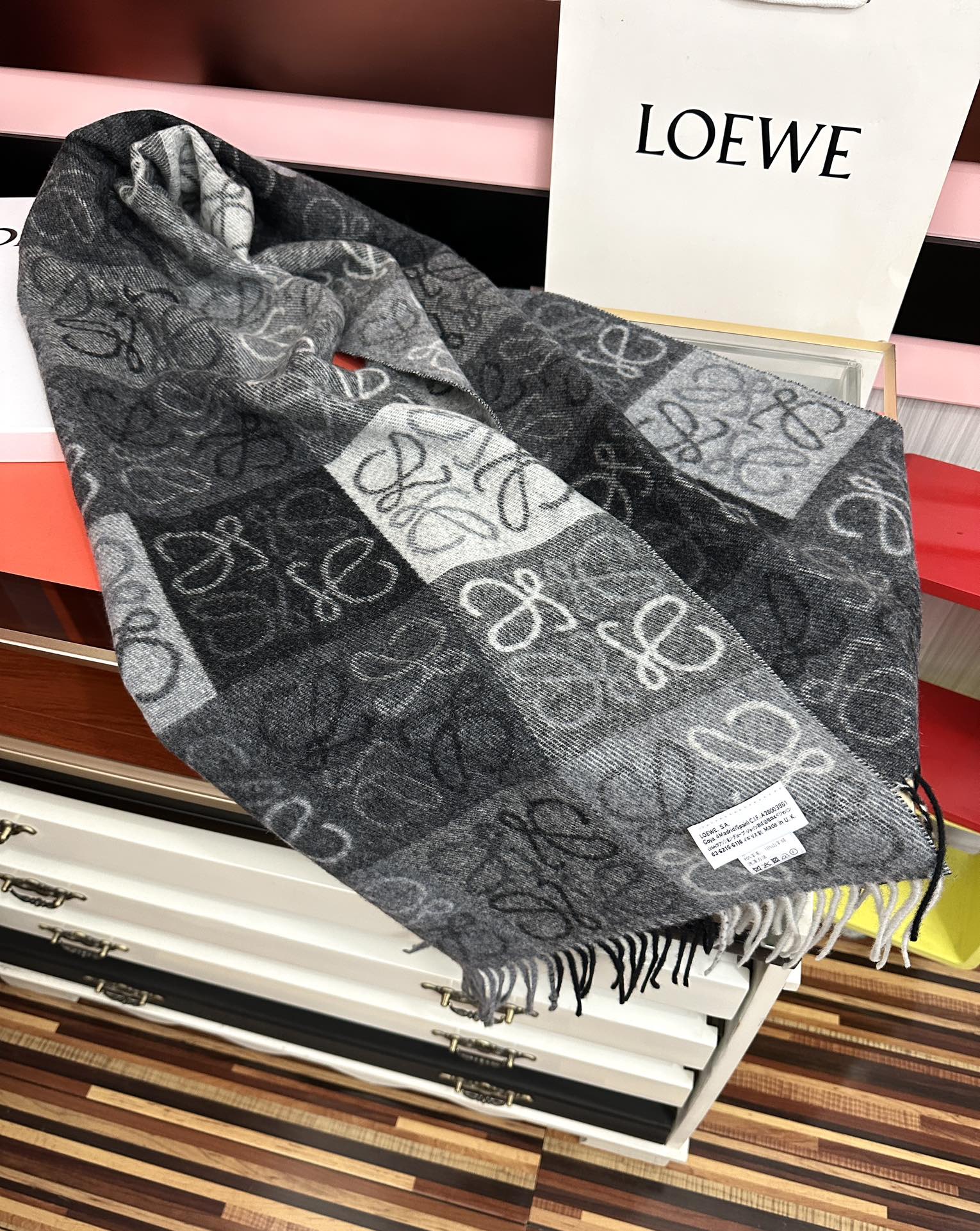 。罗意威【双色棋盘格长巾】很幸運拿到這個品牌的東西真的不多見[强]很少在國內做訂單，款式真的少的可怜[礼