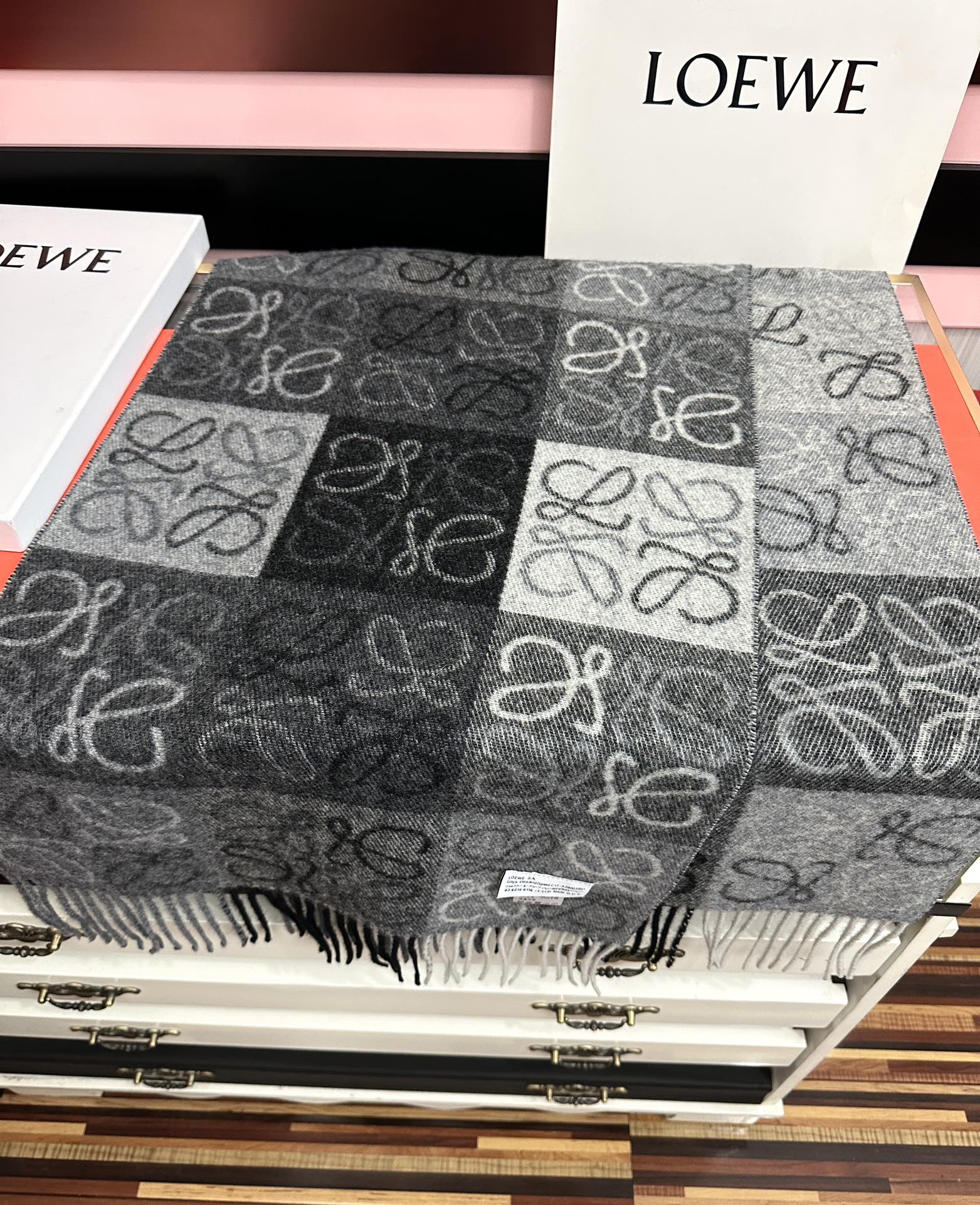 。罗意威【双色棋盘格长巾】很幸運拿到這個品牌的東西真的不多見[强]很少在國內做訂單，款式真的少的可怜[礼