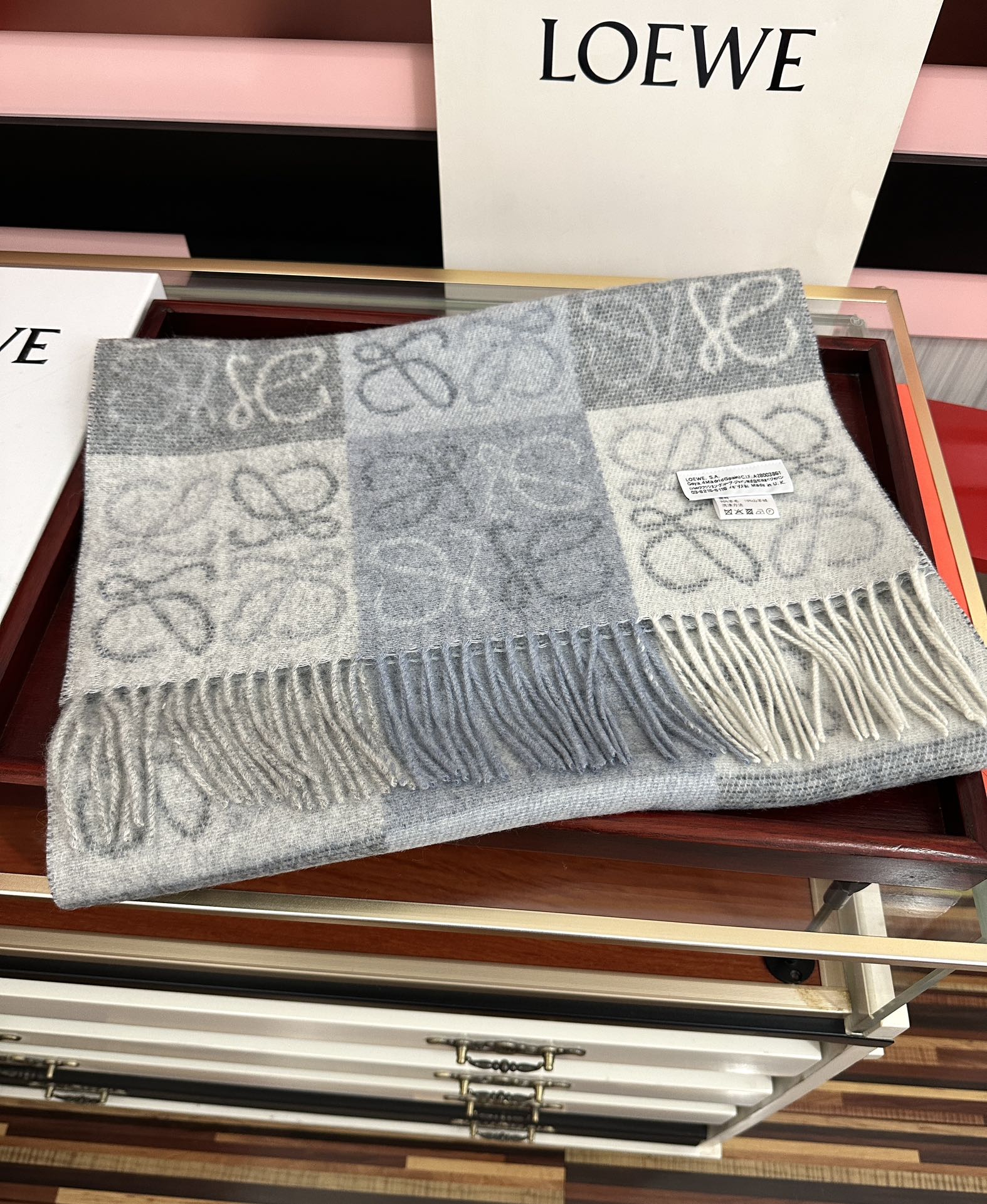 。罗意威【双色棋盘格长巾】很幸運拿到這個品牌的東西真的不多見[强]很少在國內做訂單，款式真的少的可怜[礼