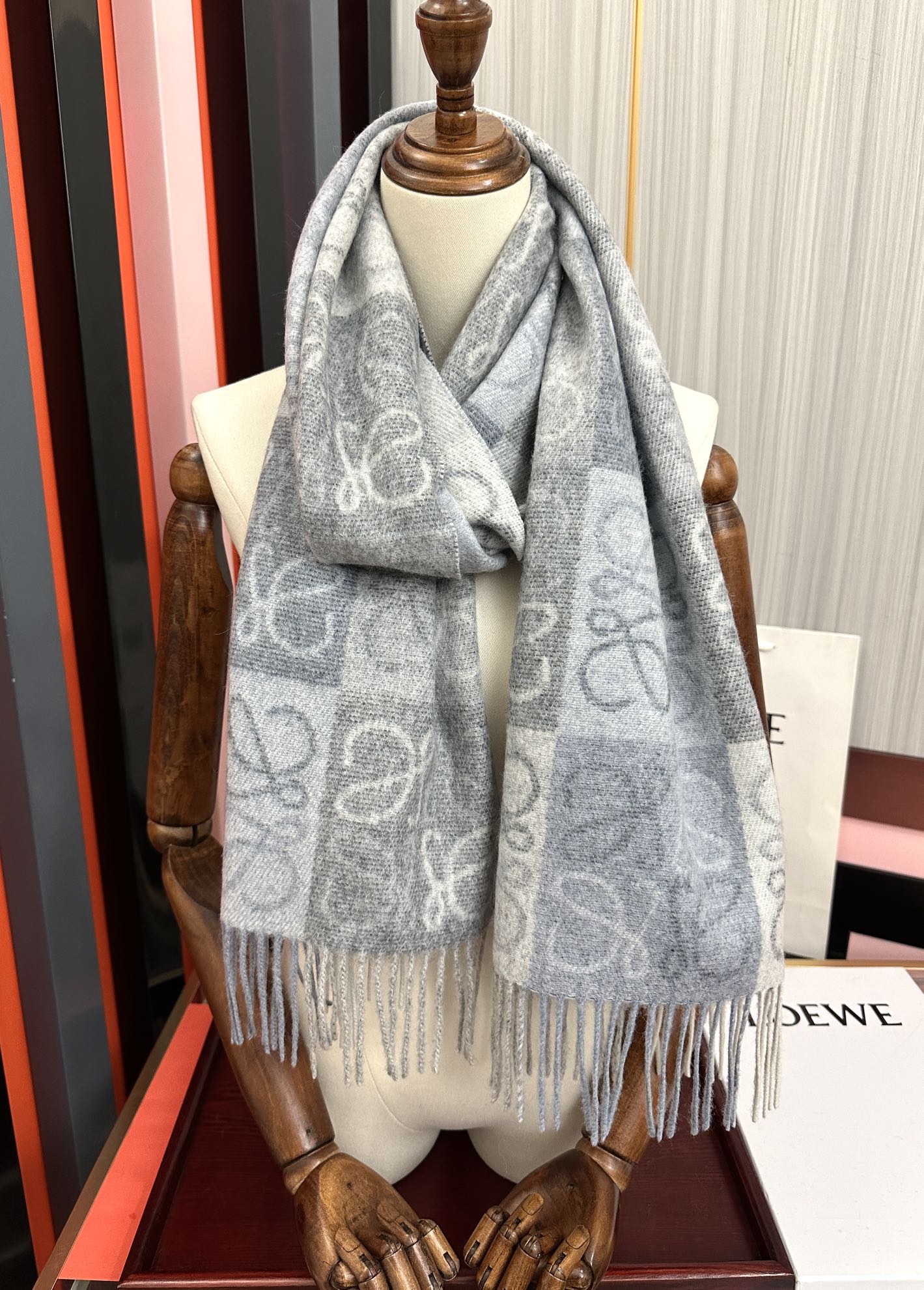 。罗意威【双色棋盘格长巾】很幸運拿到這個品牌的東西真的不多見[强]很少在國內做訂單，款式真的少的可怜[礼