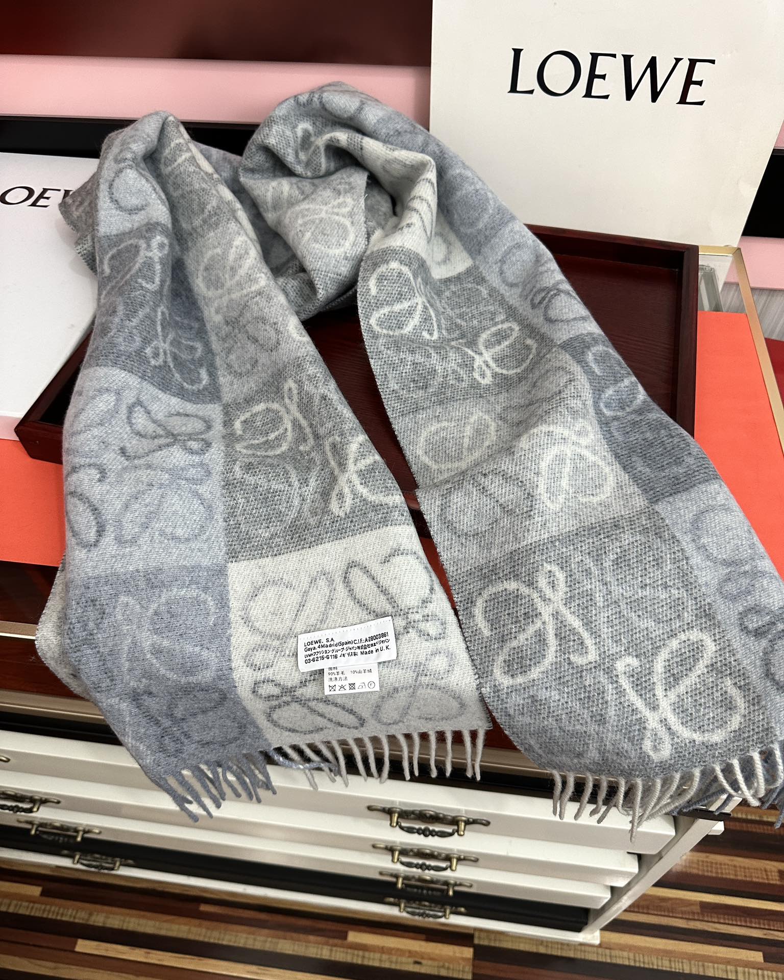 。罗意威【双色棋盘格长巾】很幸運拿到這個品牌的東西真的不多見[强]很少在國內做訂單，款式真的少的可怜[礼