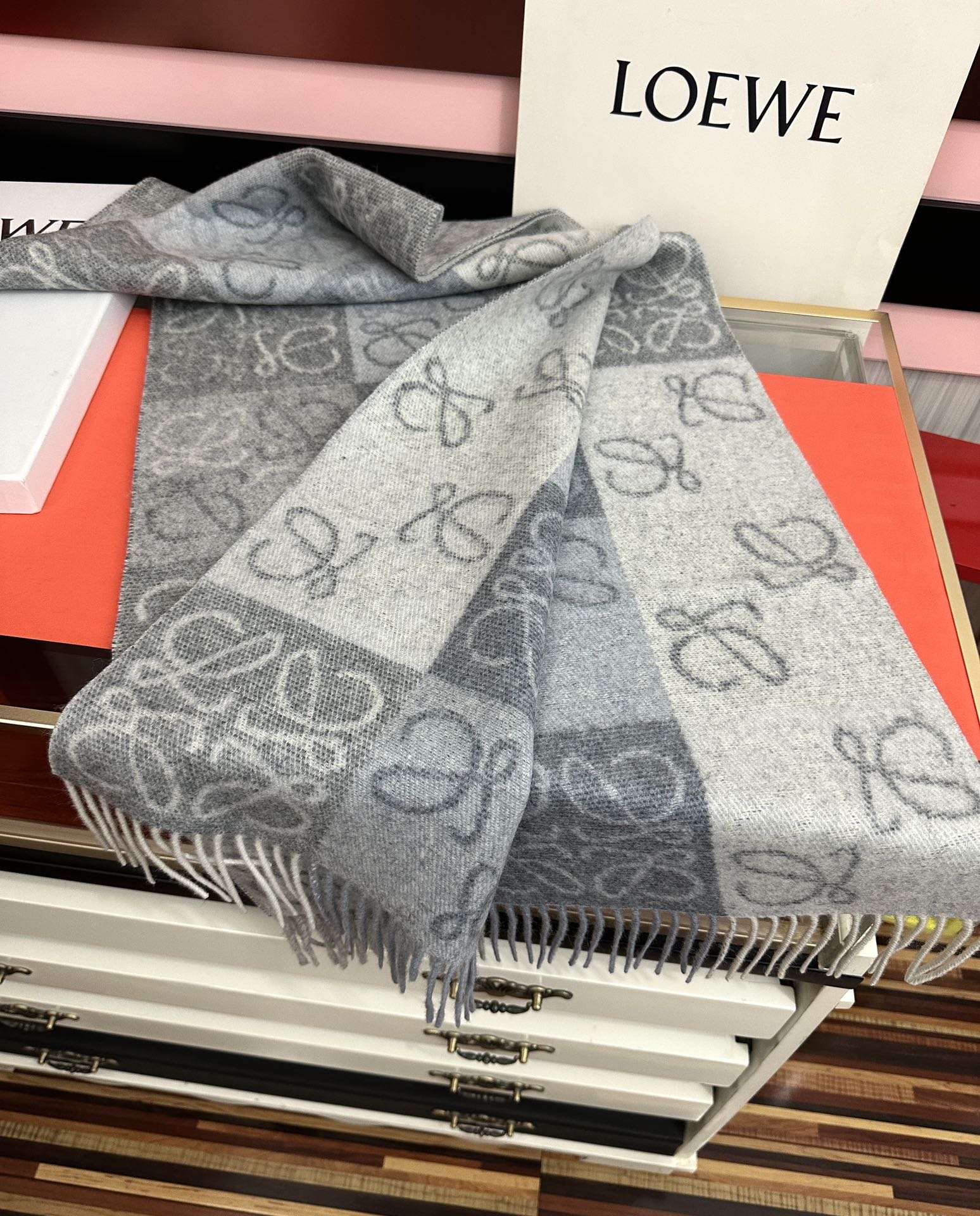 。罗意威【双色棋盘格长巾】很幸運拿到這個品牌的東西真的不多見[强]很少在國內做訂單，款式真的少的可怜[礼