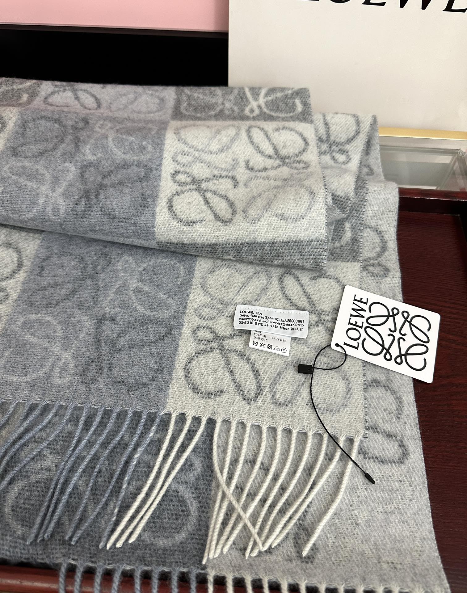 。罗意威【双色棋盘格长巾】很幸運拿到這個品牌的東西真的不多見[强]很少在國內做訂單，款式真的少的可怜[礼