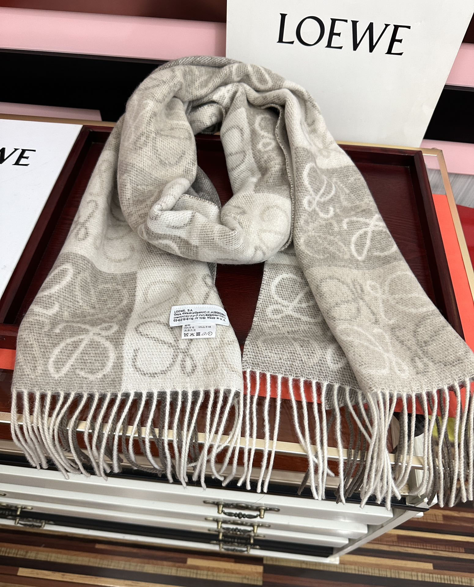 。罗意威【双色棋盘格长巾】很幸運拿到這個品牌的東西真的不多見[强]很少在國內做訂單，款式真的少的可怜[礼