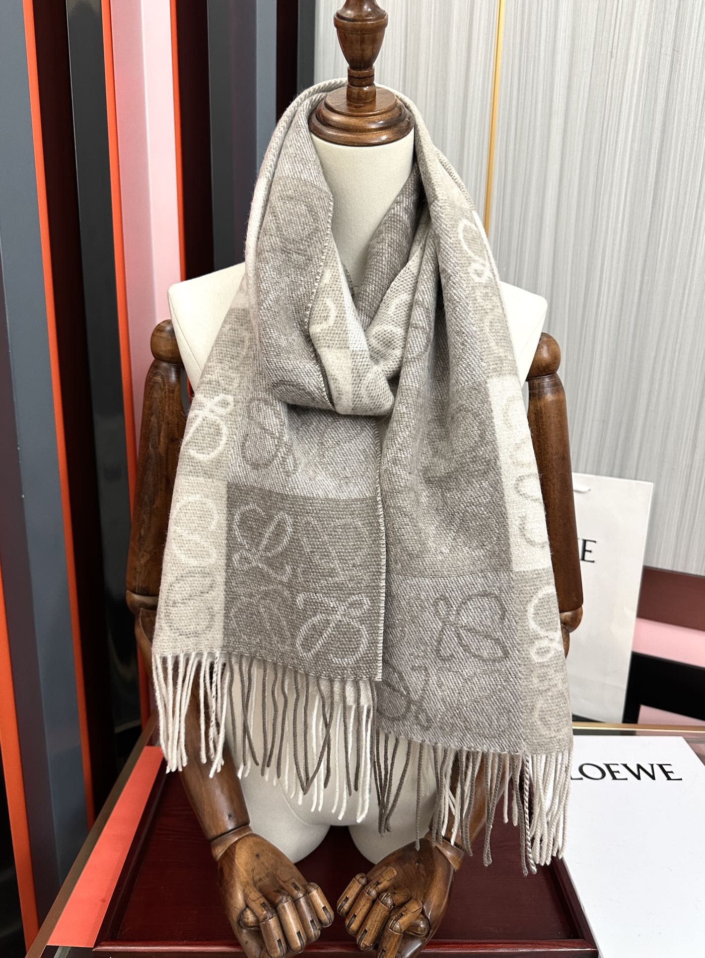 。罗意威【双色棋盘格长巾】很幸運拿到這個品牌的東西真的不多見[强]很少在國內做訂單，款式真的少的可怜[礼