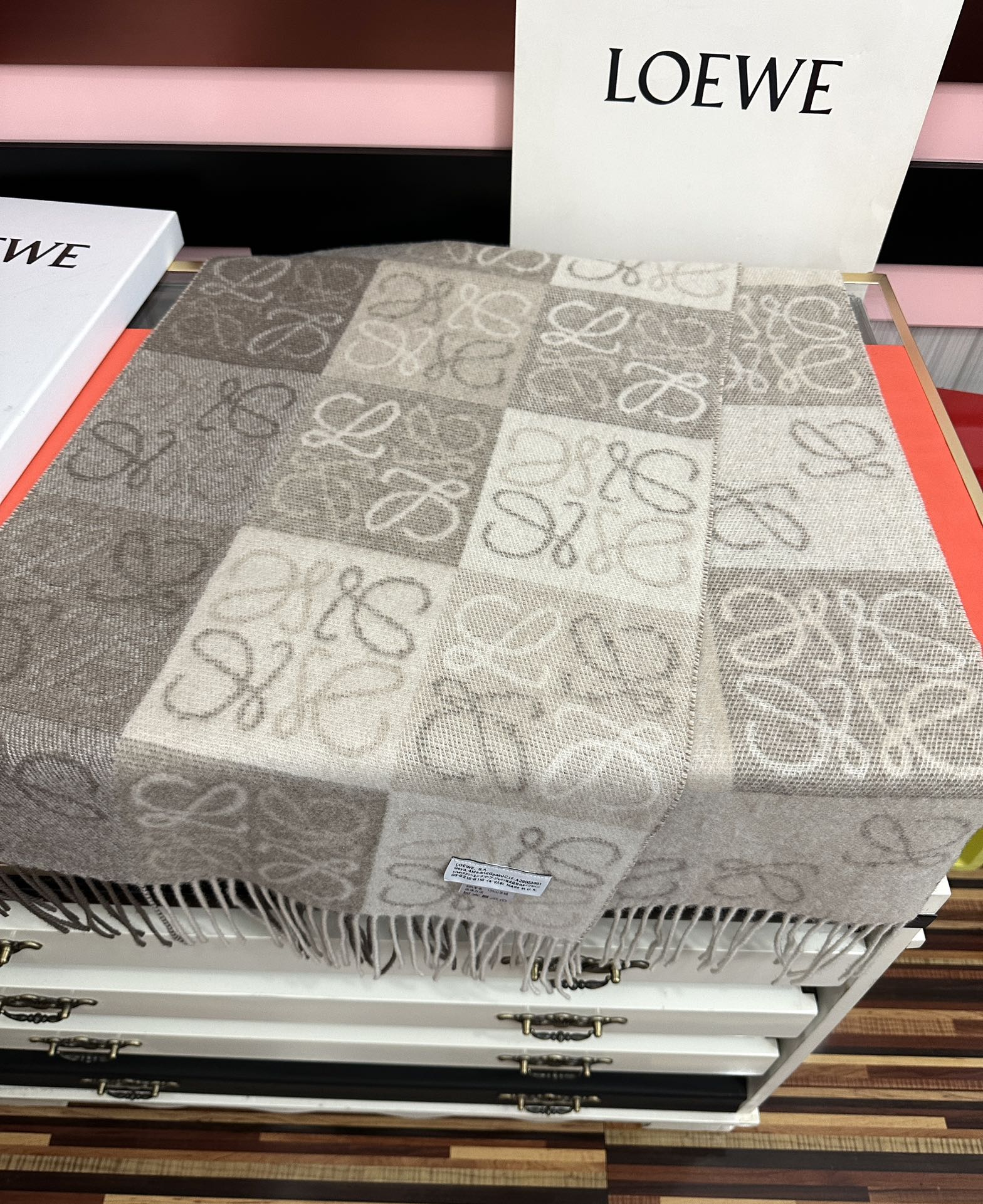 。罗意威【双色棋盘格长巾】很幸運拿到這個品牌的東西真的不多見[强]很少在國內做訂單，款式真的少的可怜[礼